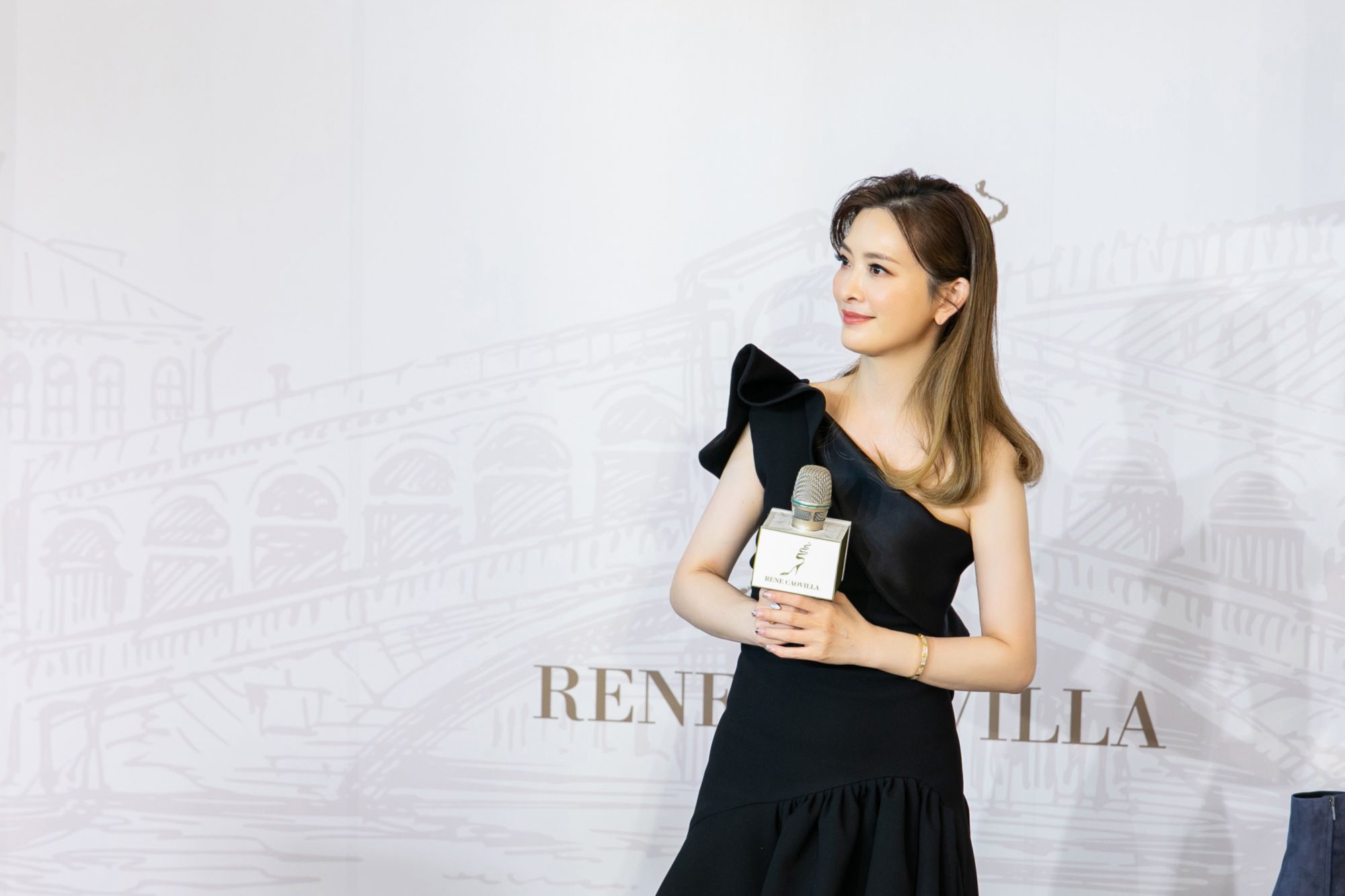 為足下之美而生 RENE CAOVILLA 秋冬款式亮眼登場,一日店長劉真展示新款鞋履