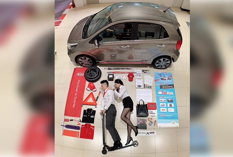 汽車業務掀最美開箱風潮!三角錐、保固書加黑絲襪,創意連網友都來誇