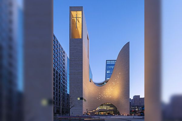 愛上帝也愛鄰里街坊!首爾Saemoonan 弧形教堂用建築向民眾伸開雙手
