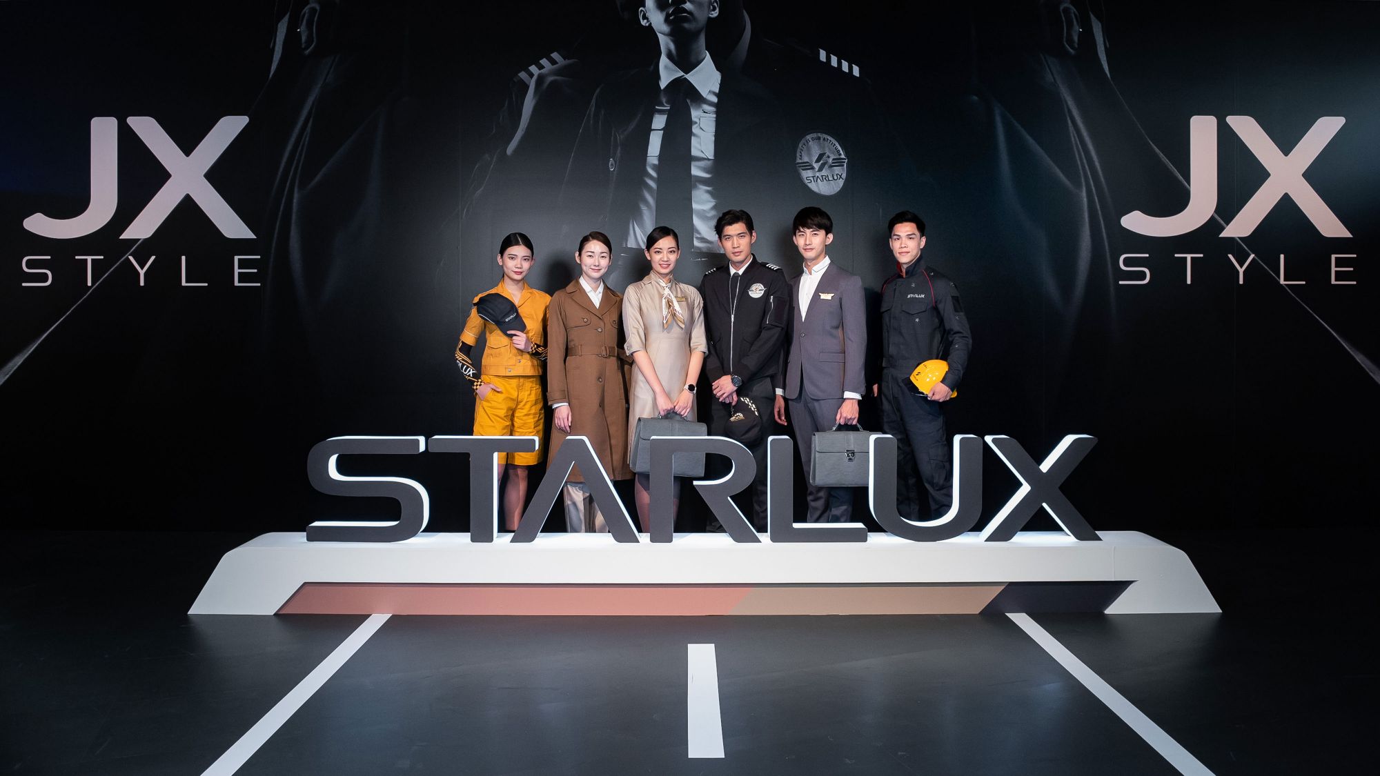星宇航空制服大全!宇宙星際感金、銀洋裝搭復古斗篷大衣