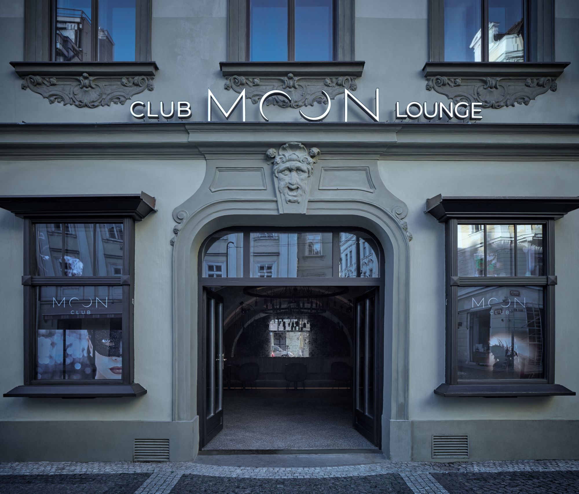 月光迤邐下的捷克酒吧!Moon Club將夜色搬到室內,打造復古與時尚並存