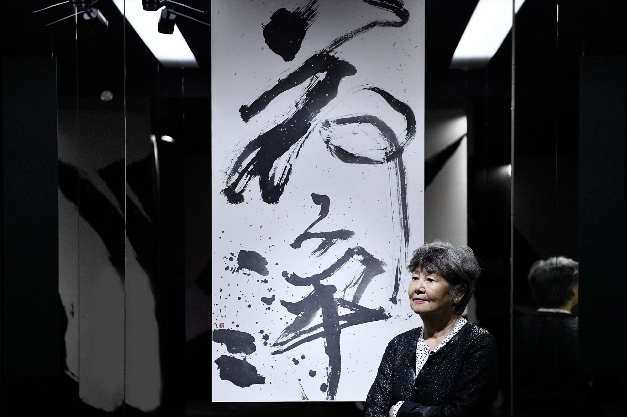 董陽孜《讀衣IV》藝術時尚跨界展,汪俐伶以「織霧/蜘霧」交織生命流轉意象,荷葉脈絡與蜘蛛網狀形音義相隨