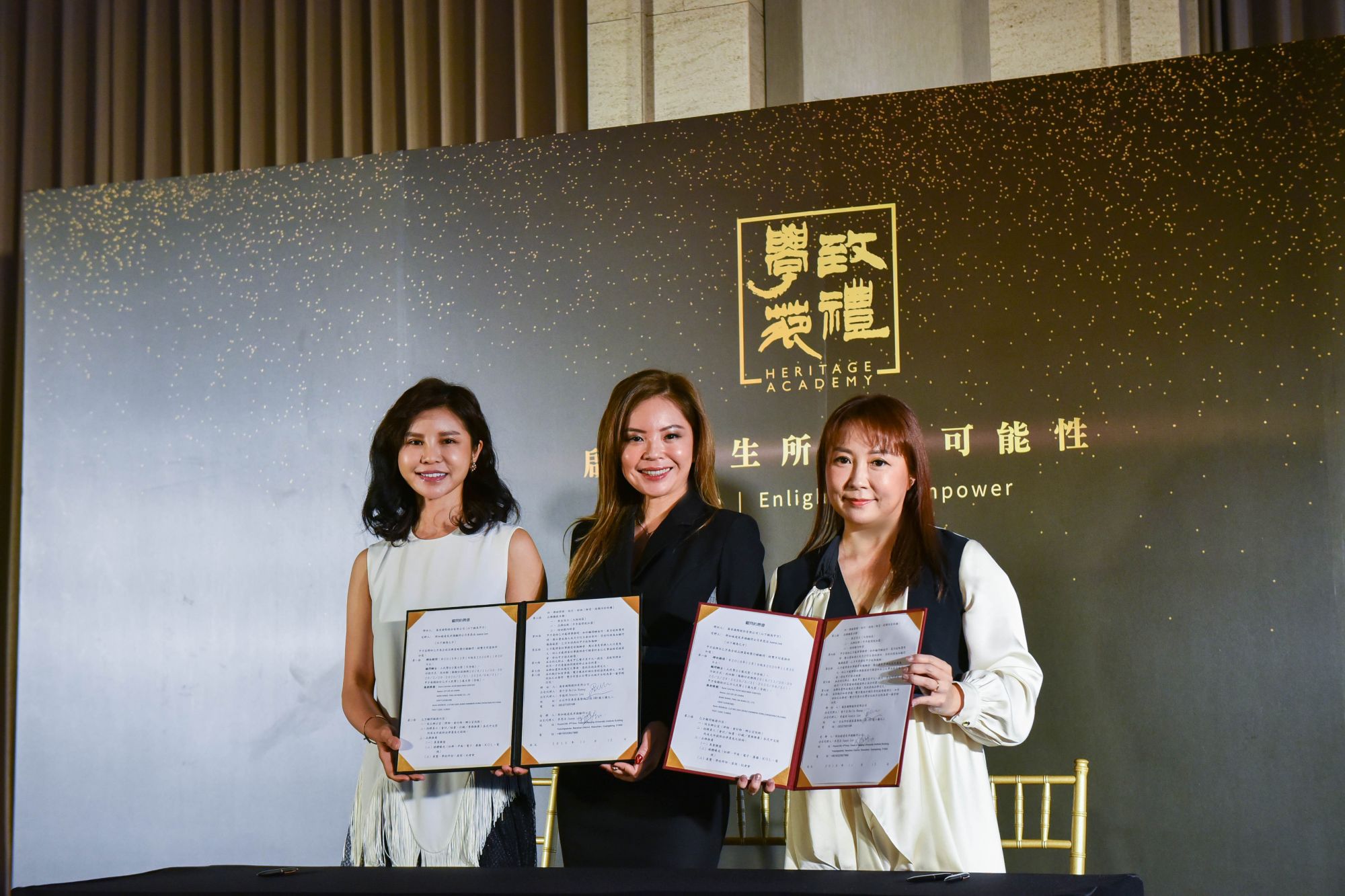簽約儀式 (左起)致禮學苑創辦人 黃千芬Bella、新加坡遠見卓識商業顧問有限公司 創辦人李思洁 Juana Lee、致禮學苑創辦人 李逸詩 Jessie