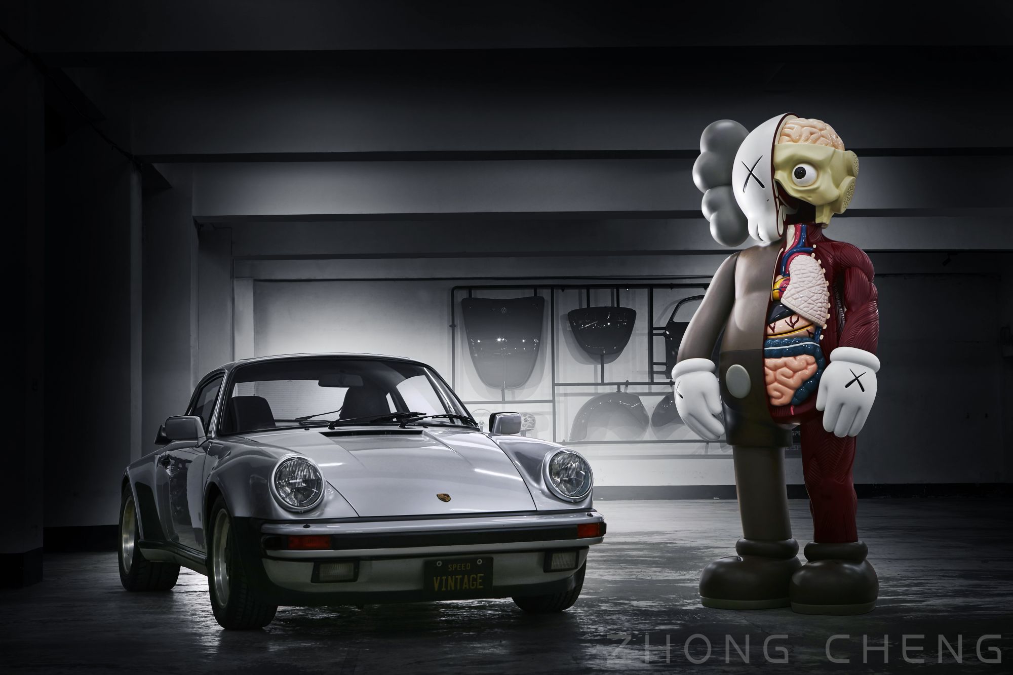經典古董車與現代藝術的結合。KAWS 2.4米巨作 搶先全台首度亮相