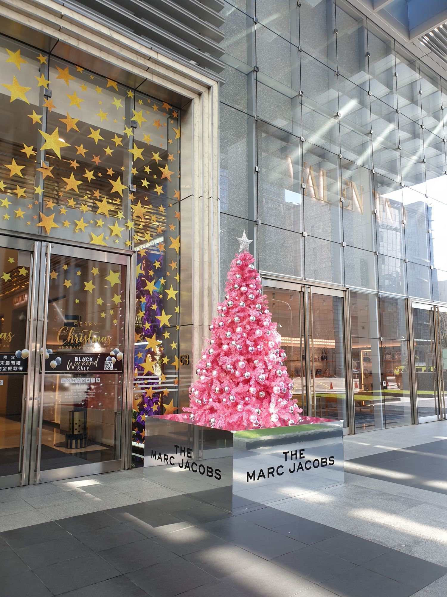 The Marc Jacobs 聖誕樹白天夜晚各有不同風情。