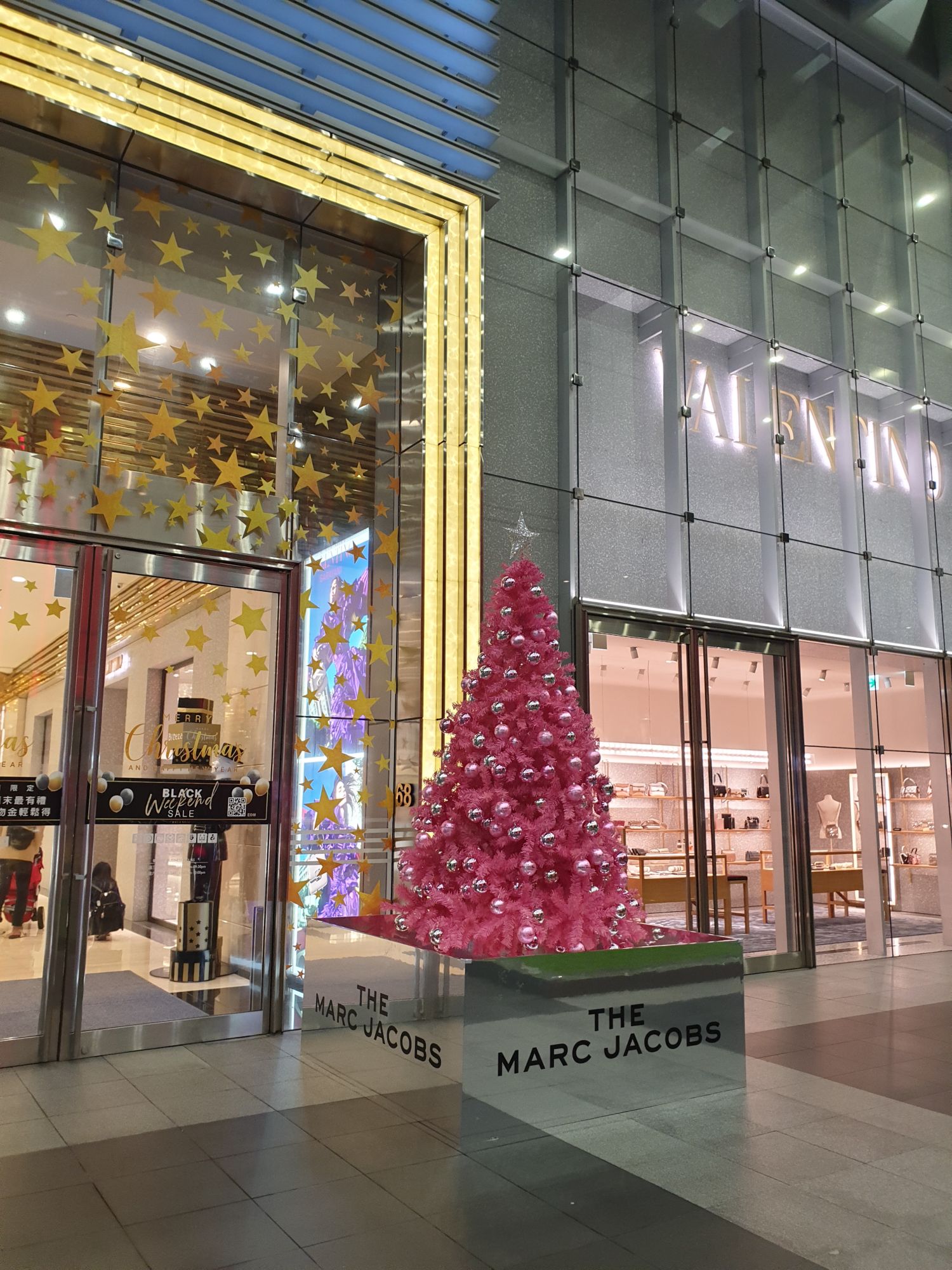 The Marc Jacobs 聖誕樹白天夜晚各有不同風情。