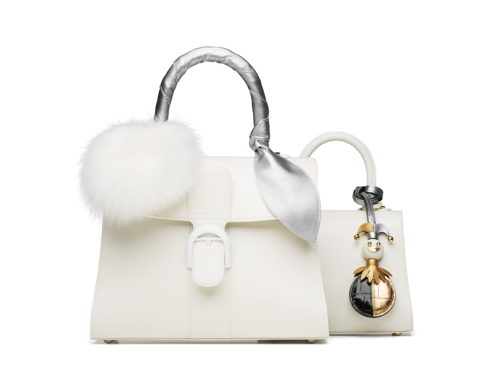 DELVAUX Brillant 系列象牙白中型牛皮肩揹包 190週年紀念款,毛球羊皮綁帶190週年紀念款,鱷魚皮革小丑吊飾。