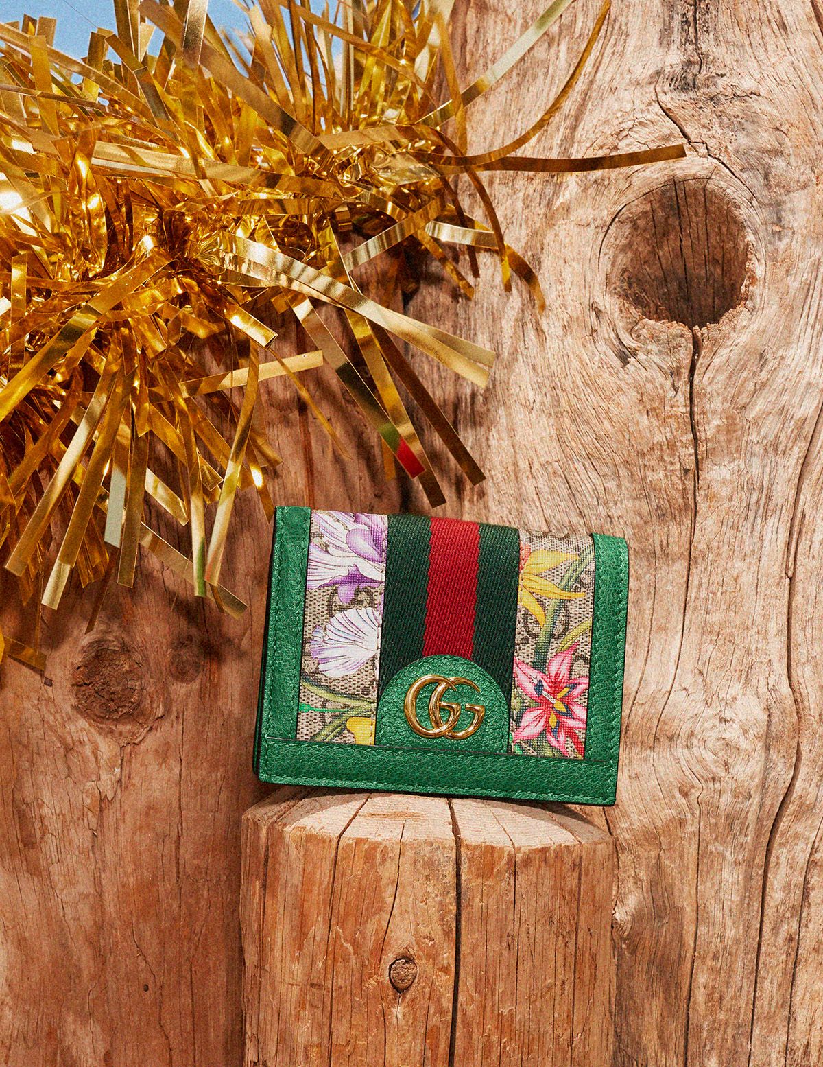 Gucci Gift Giving 採用 Gucci Flora 圖騰,並綴以紅色、黃色或白色皮革飾邊。