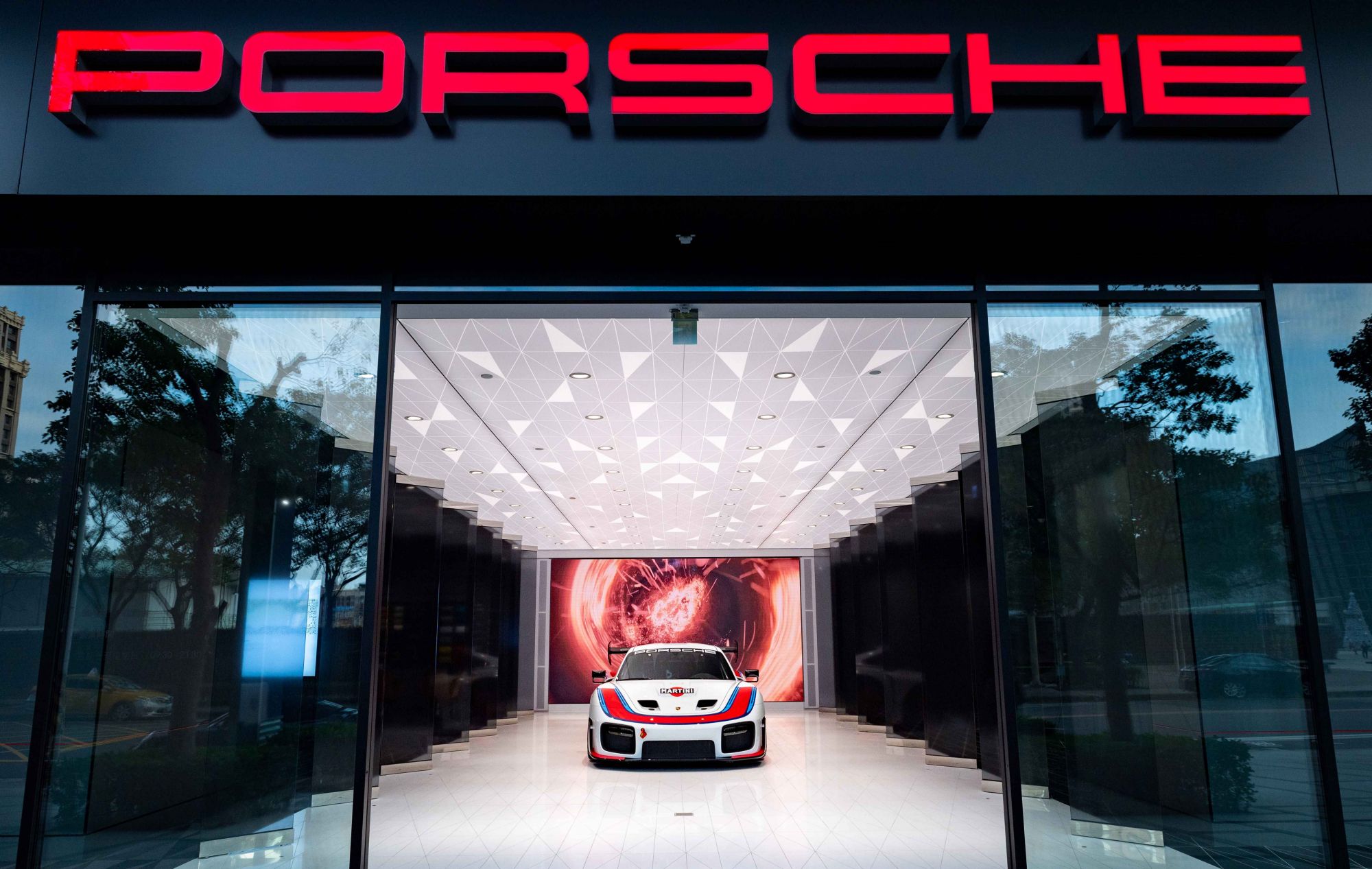 全台首座Porsche Studio都會概念店落戶桃園!限期展出賽道王者Porsche 935與919 Hybrid