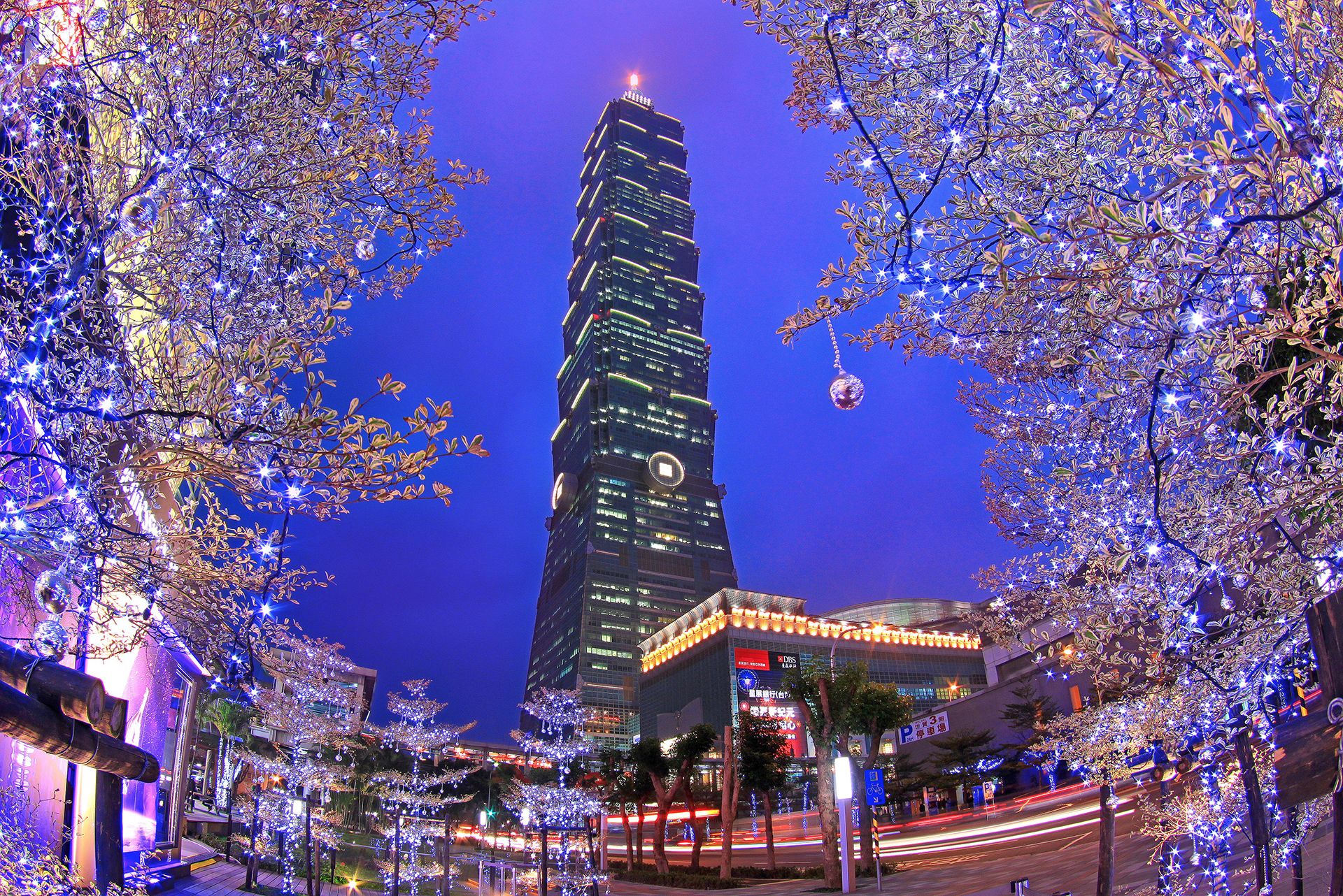 台北101化身城市藝術新地標!台北當代藝博攜手藝術家林明弘,結合傳統窗花與科技再現新舊交融的城市景觀