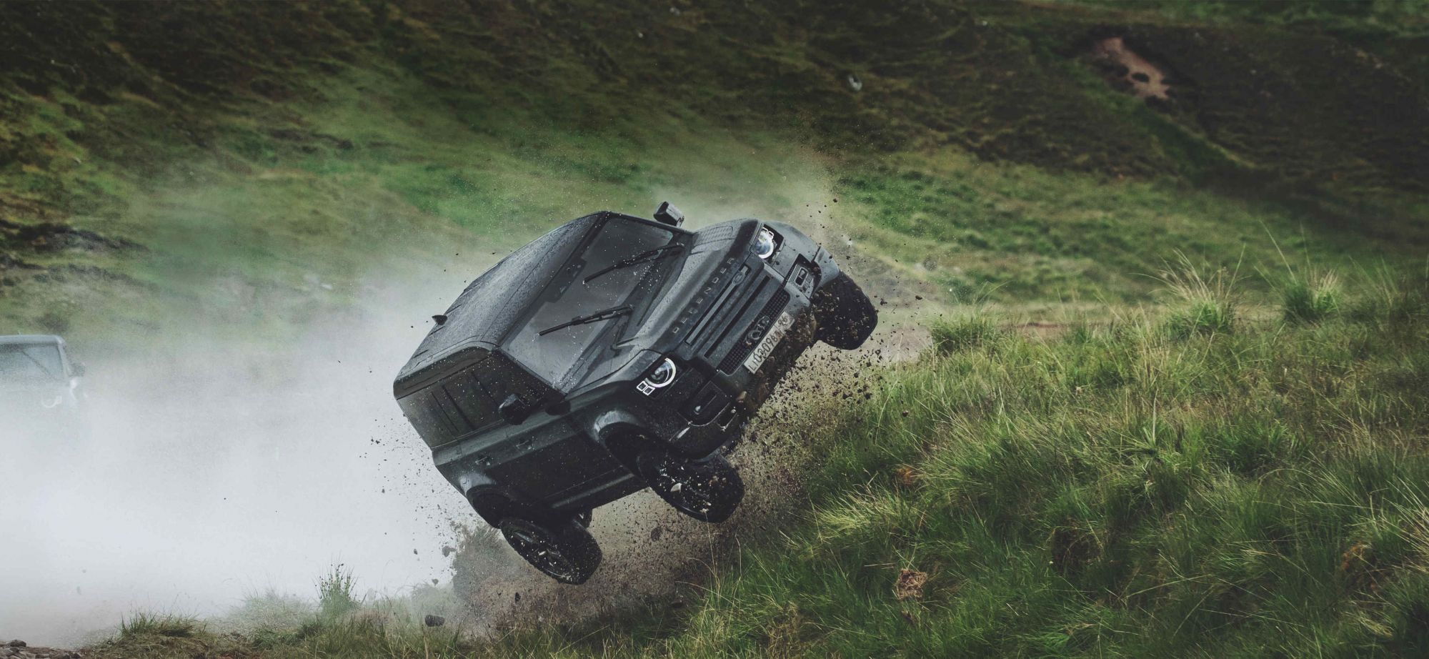 詹姆士·龐德史上最強座駕Land Rover Defender現身「007:生死交戰」!爬山、跳躍、翻滾、入沼澤照樣奔馳