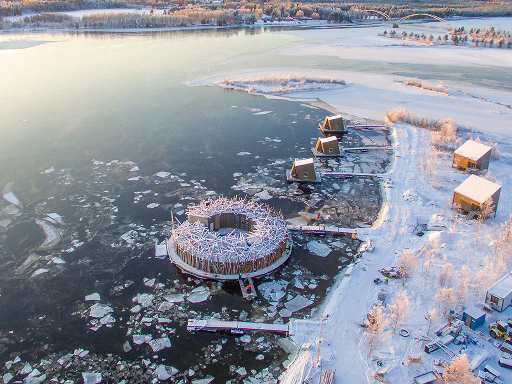 自由漂浮河上的極地絕美水療酒店!Arctic Bath可邊看極光邊泡澡、洗三溫暖,歡迎寵物入住