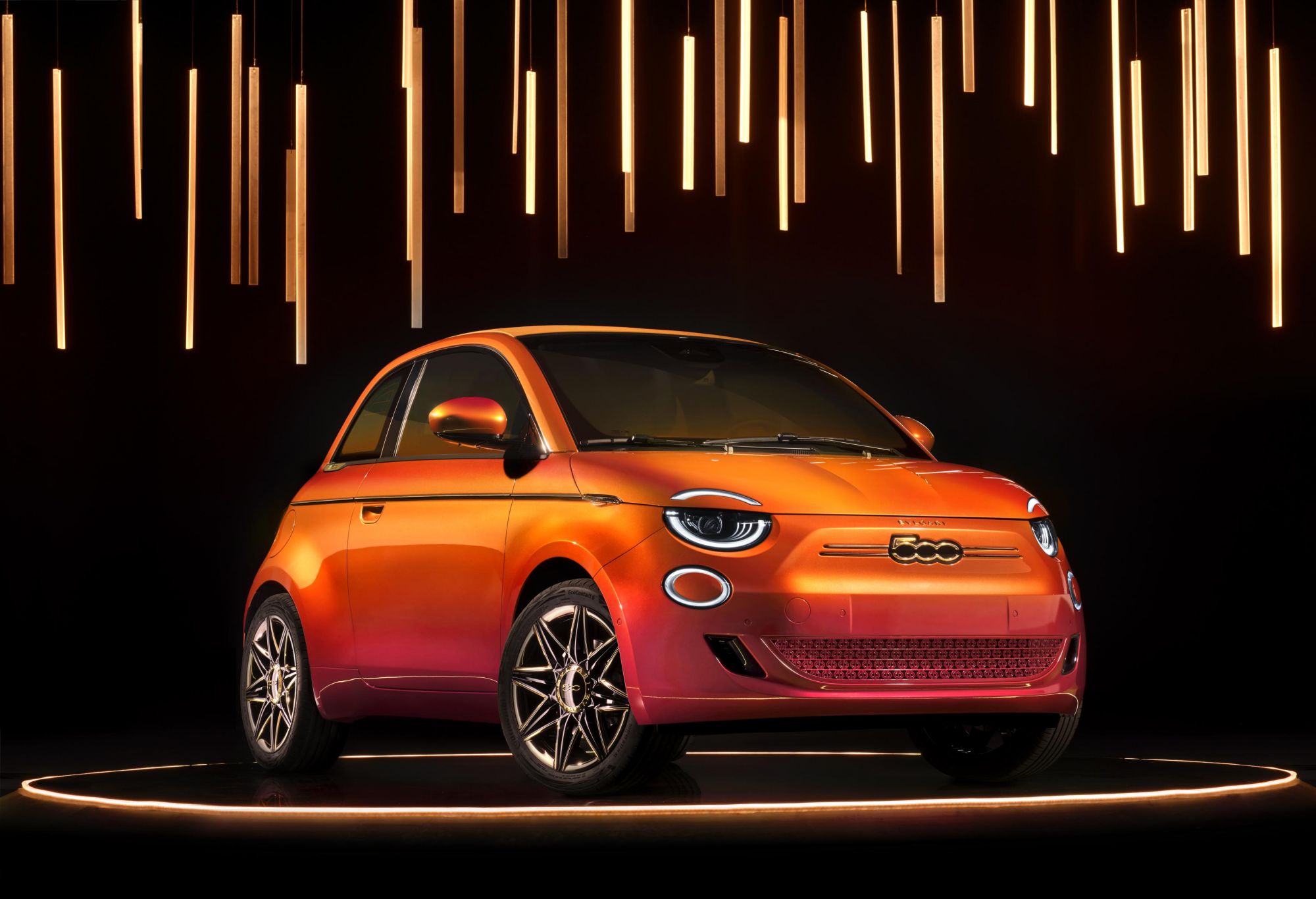 史上最奢華珠寶電動車!車身鑲嵌真鑽、方向盤鑲嵌彩寶,FCA集團飛雅特攜手寶格麗推New B.500聯名車款 “MAI TROPPO”
