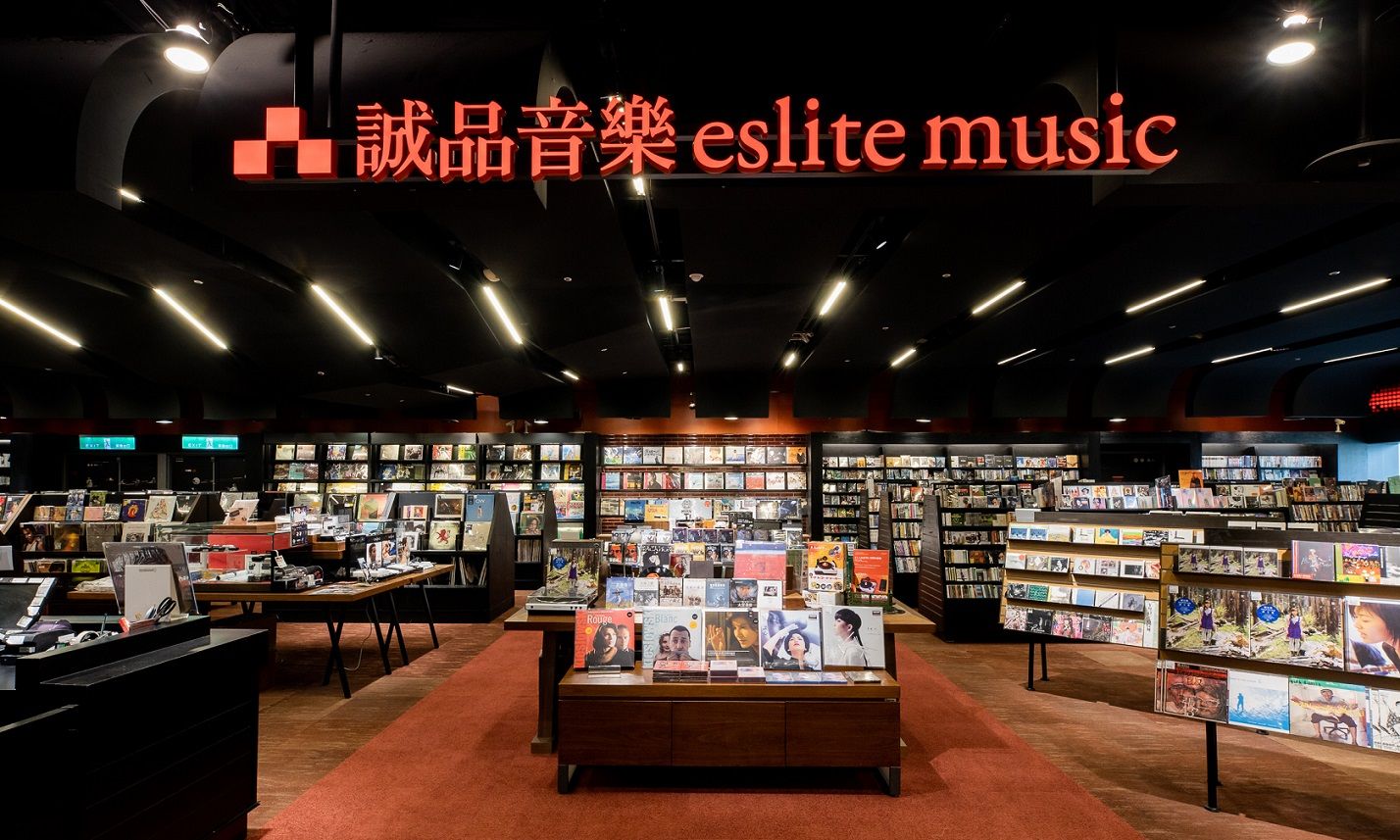 必去的人氣打卡點!全新信義誠品24hr書店初登場:獨家限定村上春樹調酒、書店裡的深夜食堂與現場演奏