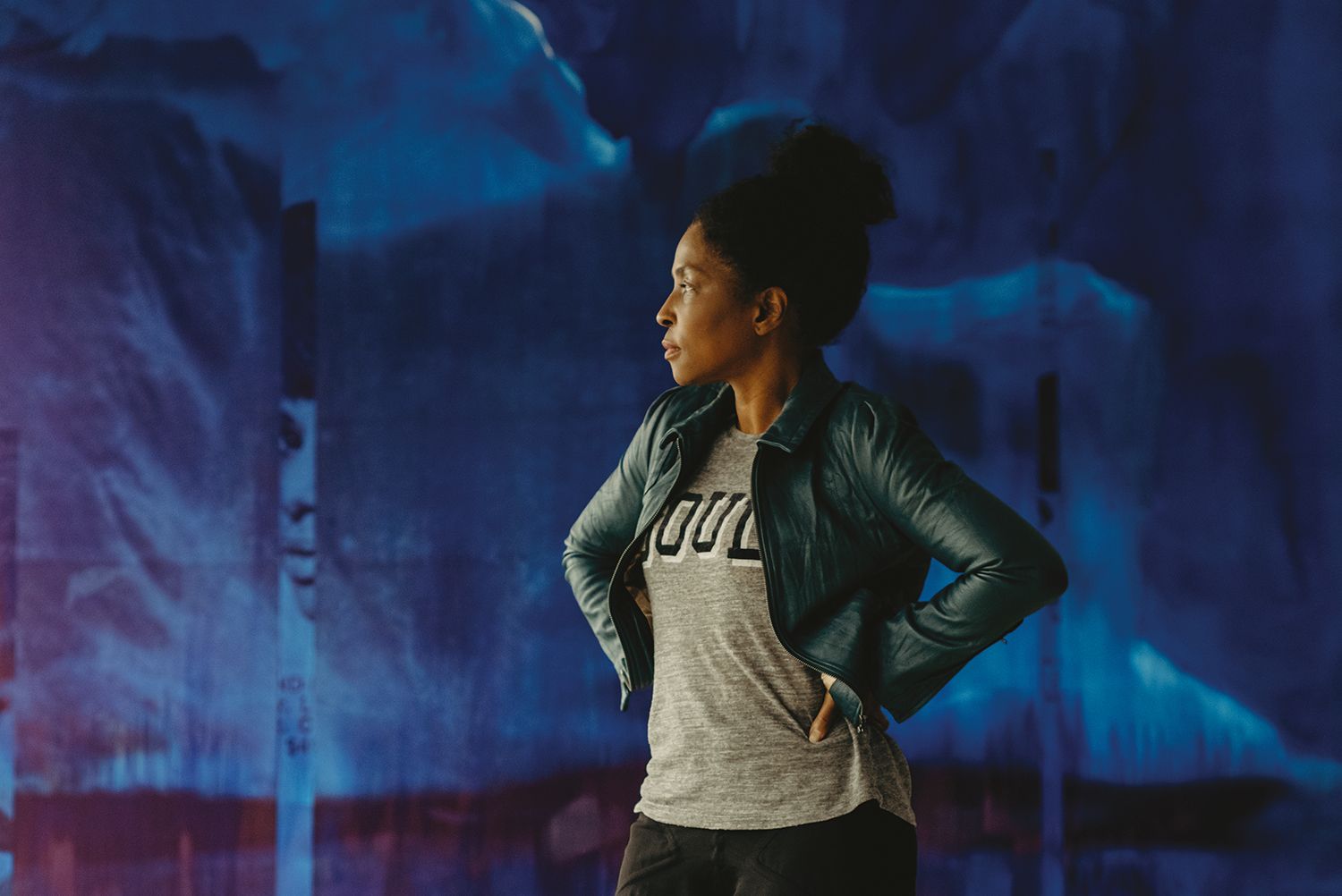 非裔美籍女性藝術家Lorna Simpson,透過藝術創作聲援非裔族群、譴責針對黑人的歧視與暴力!