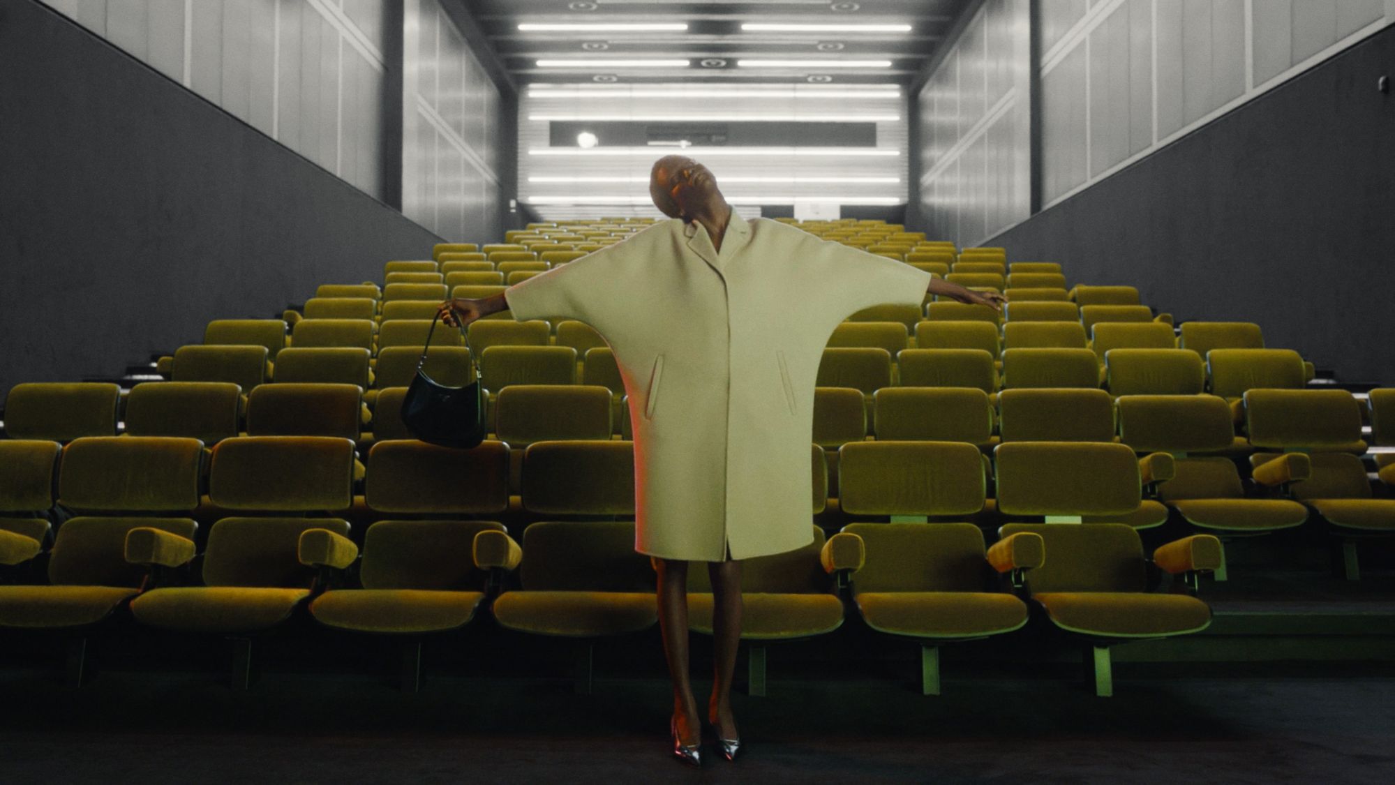 不只是時尚秀,簡直是策展!「從未發生的時裝展」帶你一窺Miuccia Prada 2021 春夏的內心藝界