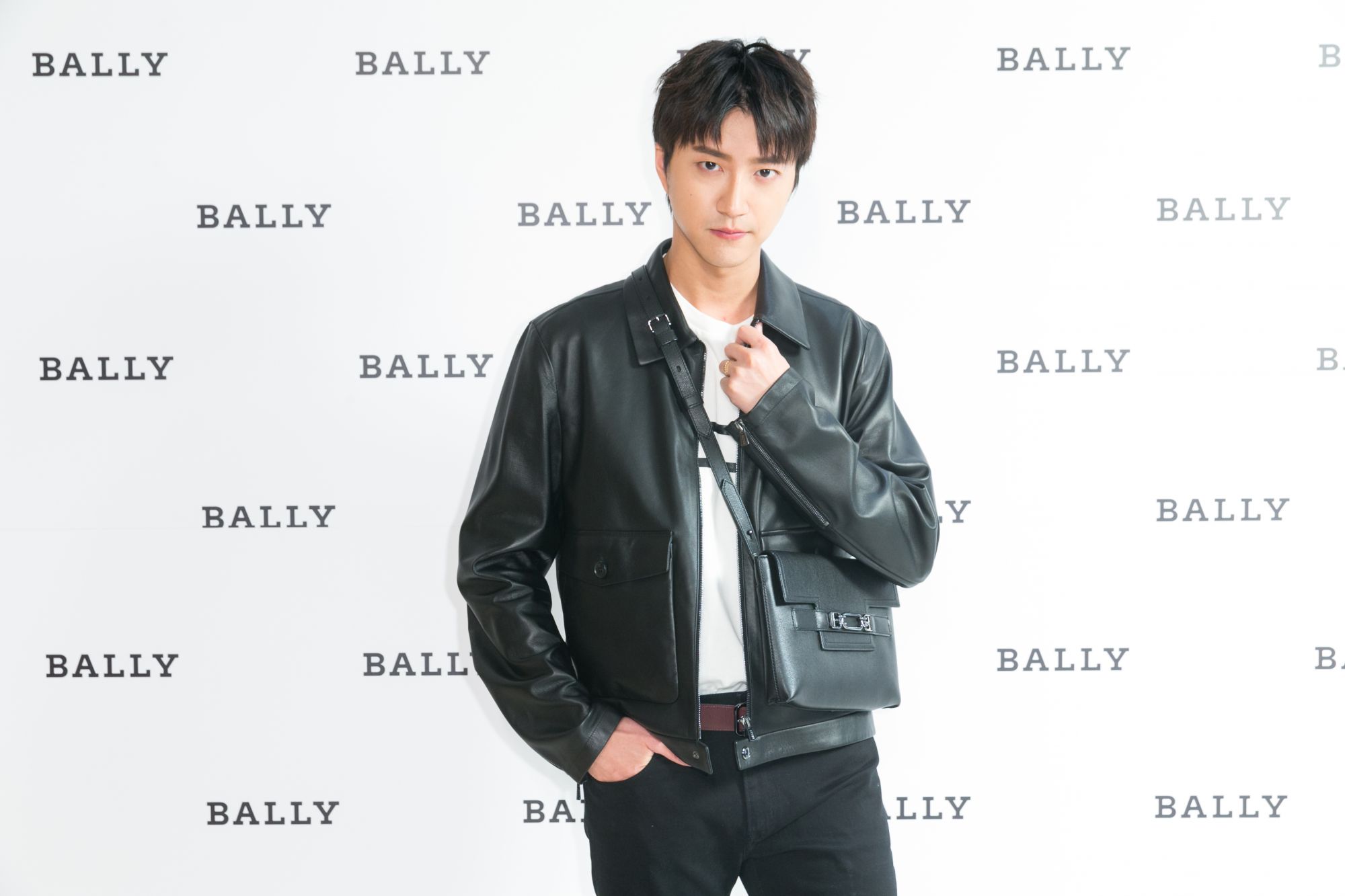 一身BALLY帥氣皮衣時尚登場,桌球王子江宏傑的下一步?