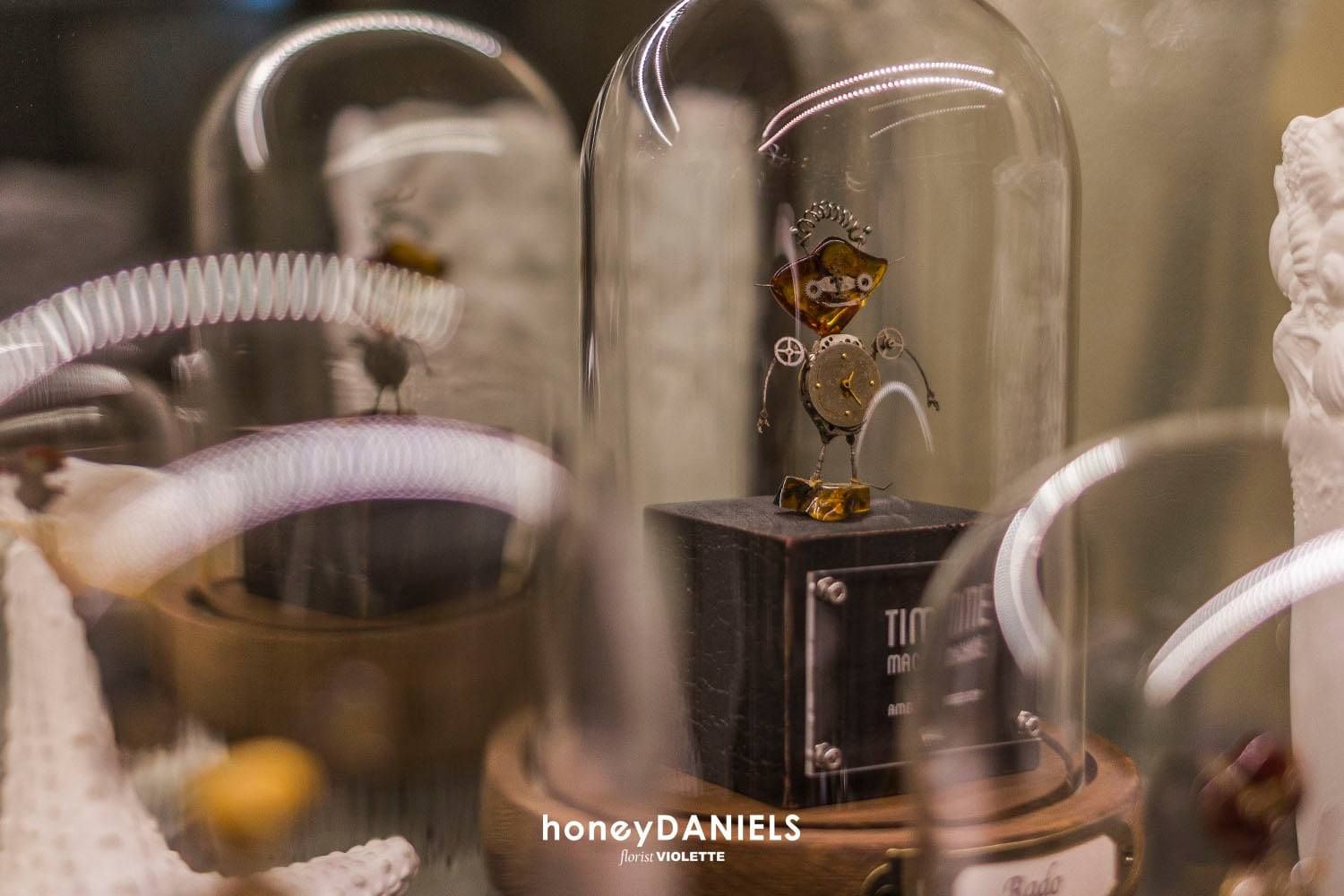 精品花藝honeyDANIELS Florist攜手琥珀藝術家黃憶人呈獻《琥珀生命藝術展》,以遠古時期的琥珀創作漫想自然生命的奇幻篇章