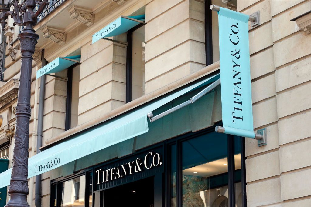 PARIS, FRANCE - SEPTEMBER 10: A Tiffany & Co. logo sits on display outside the US company's luxury jewelry store on September 10, 2020 in Paris, France. The French luxury industry group LVMH announced on Wednesday the abandonment of the proposed acquisition of the American jewelry company Tiffany, which retaliated by attacking the French luxury giant in American justice to force it to finalize this operation. estimated at 16.2 billion dollars (13.8 billion euros). (Photo by Chesnot/Getty Images)