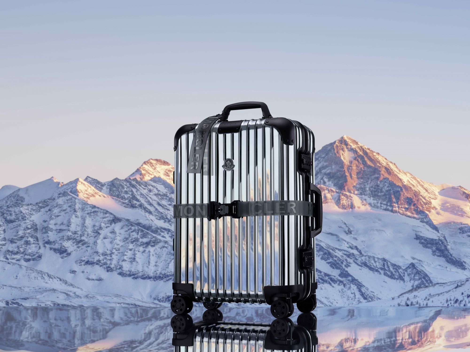 Moncler x Rimowa絕美聯名行李箱開賣! 宛如時髦羽絨衣的鏡面鋁合金行李箱