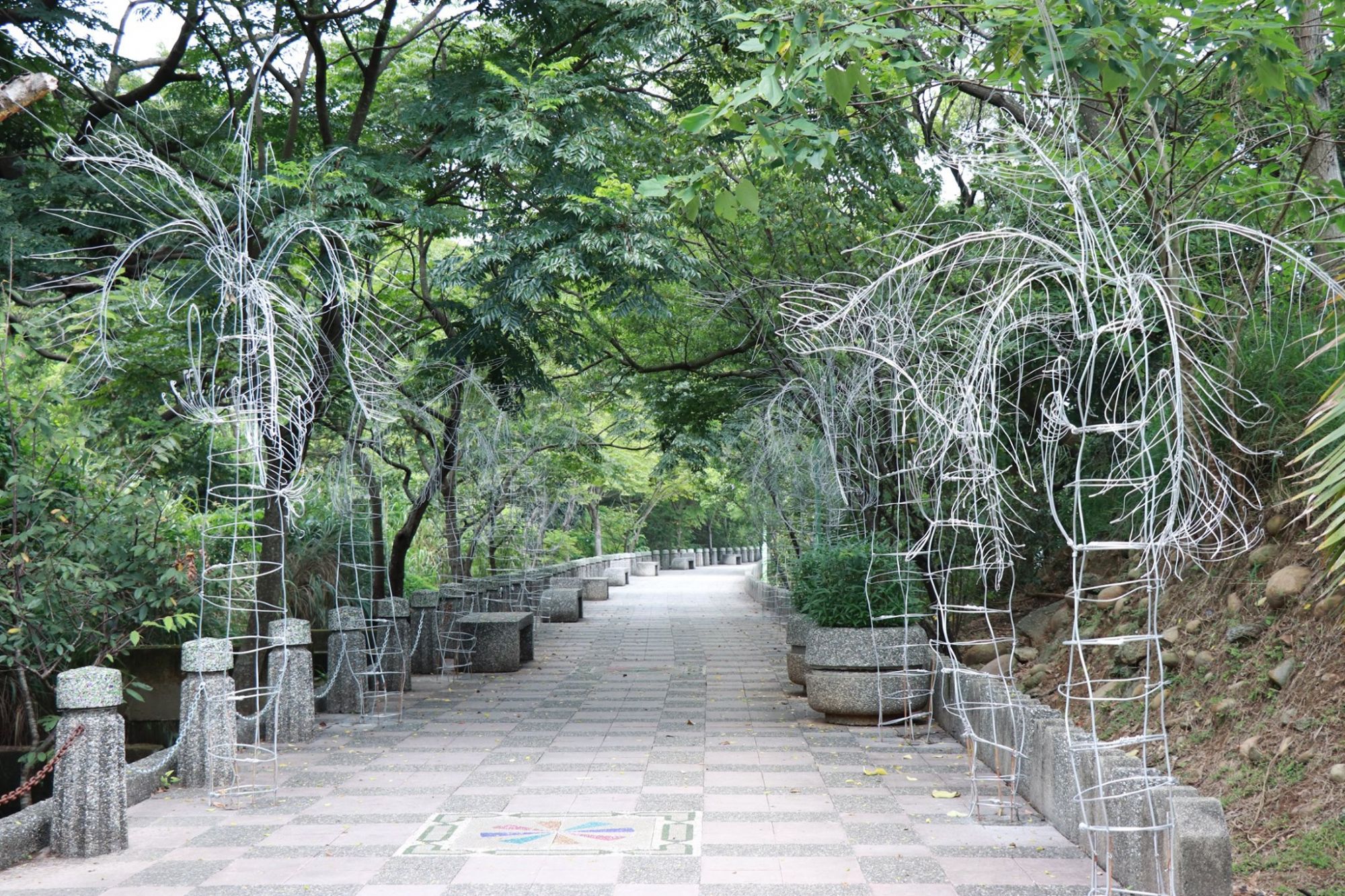 《沉積層:椰林大道》,創作者:辛綺 X 艸非火。(Image 2020桃園地景藝術節官網)