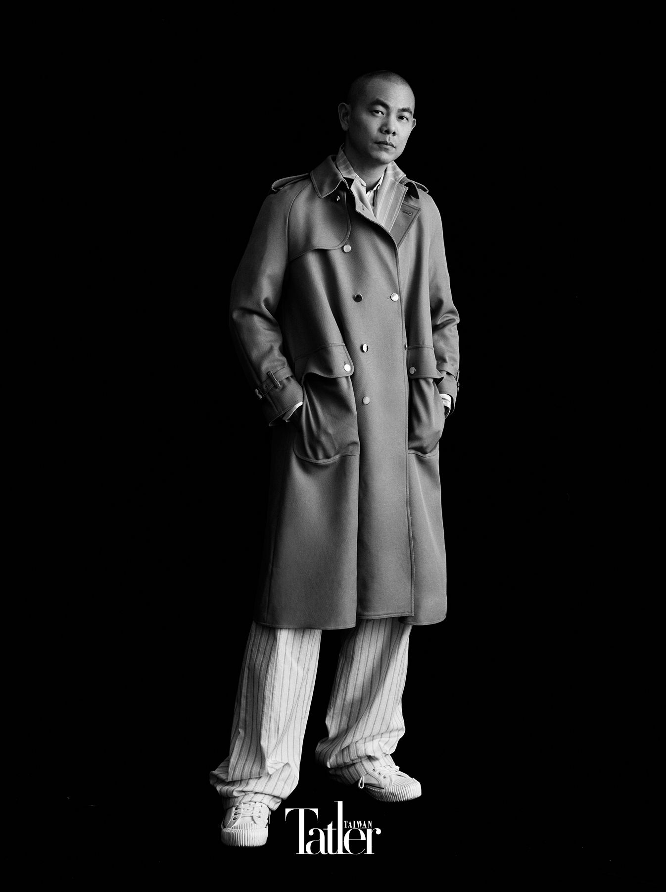 卡其大衣、淺藍色襯衫、藍白條紋襯衫外套、藍白條紋寬褲,all by Gucci。