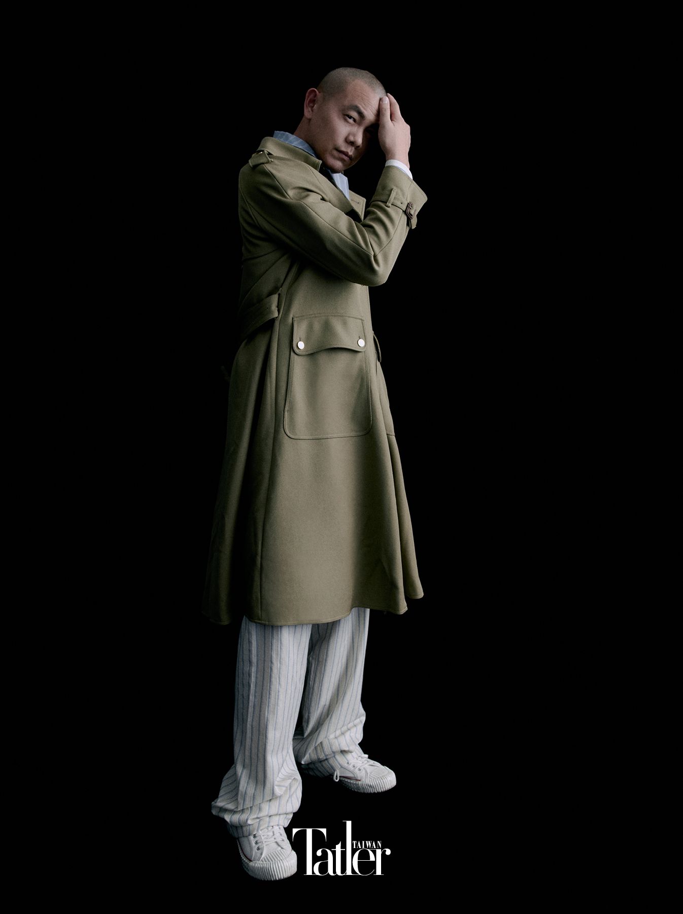 卡其大衣、淺藍色襯衫、藍白條紋襯衫外套、藍白條紋寬褲,all by Gucci。