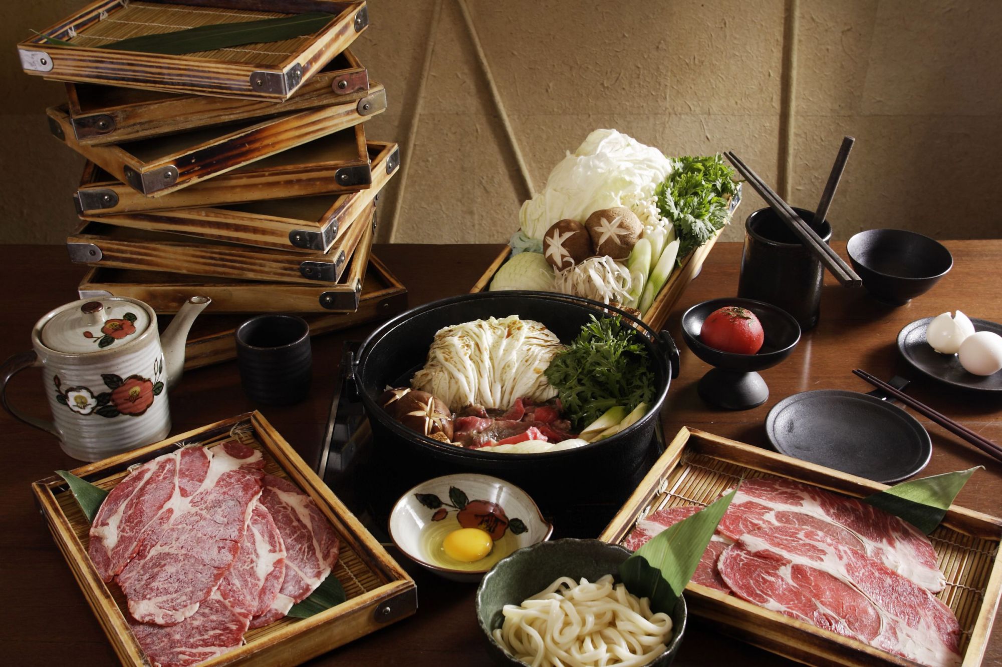 秋季旅遊來礁溪泡溫泉、享受暖呼呼溫泉鍋物料理,還有壽喜燒吃到飽!