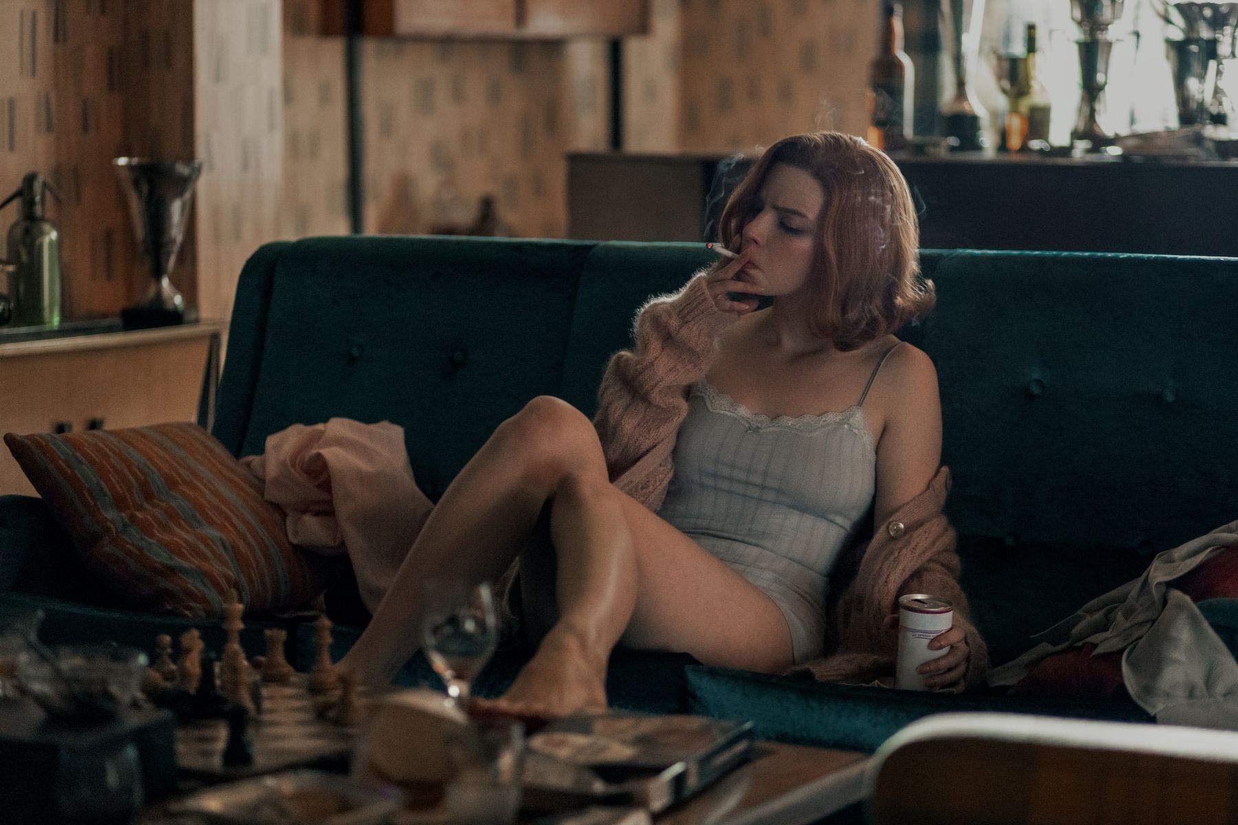 Anya Taylor-Joy在Netflix《后翼棄兵》飾演菸酒不離身、從小染有毒癮的天才少女。(吸菸有害健康/未成年請勿飲酒)
