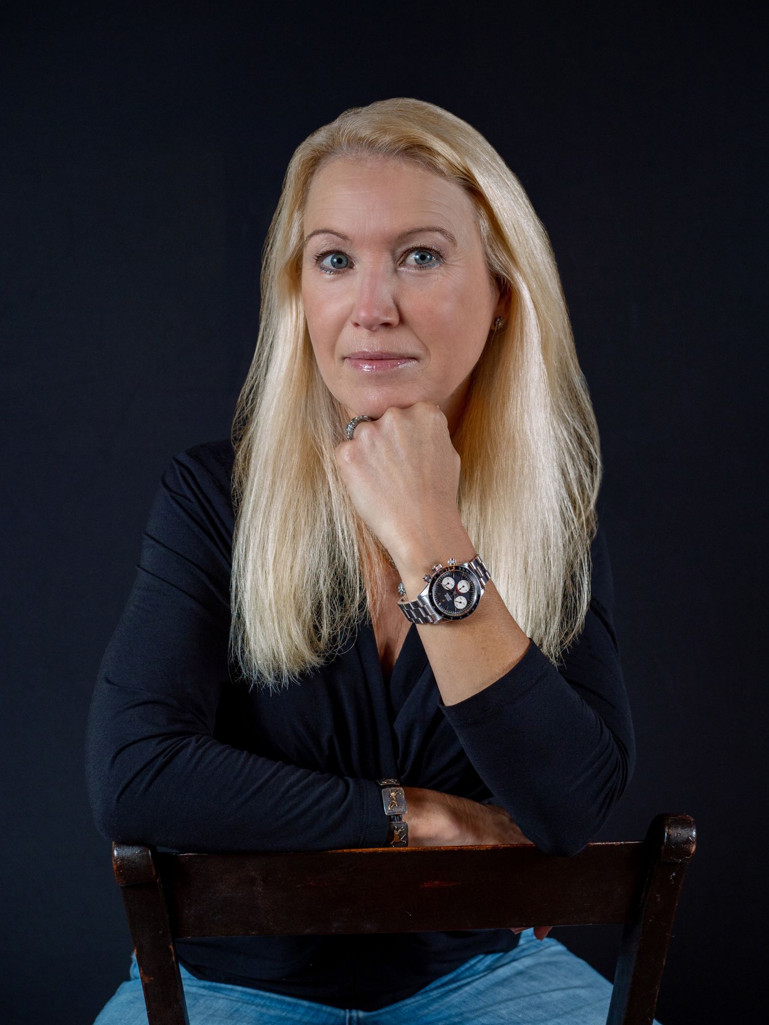 Clea Newman Soderlund wearing Paul Newman’s Rolex “Big Red” Daytona。