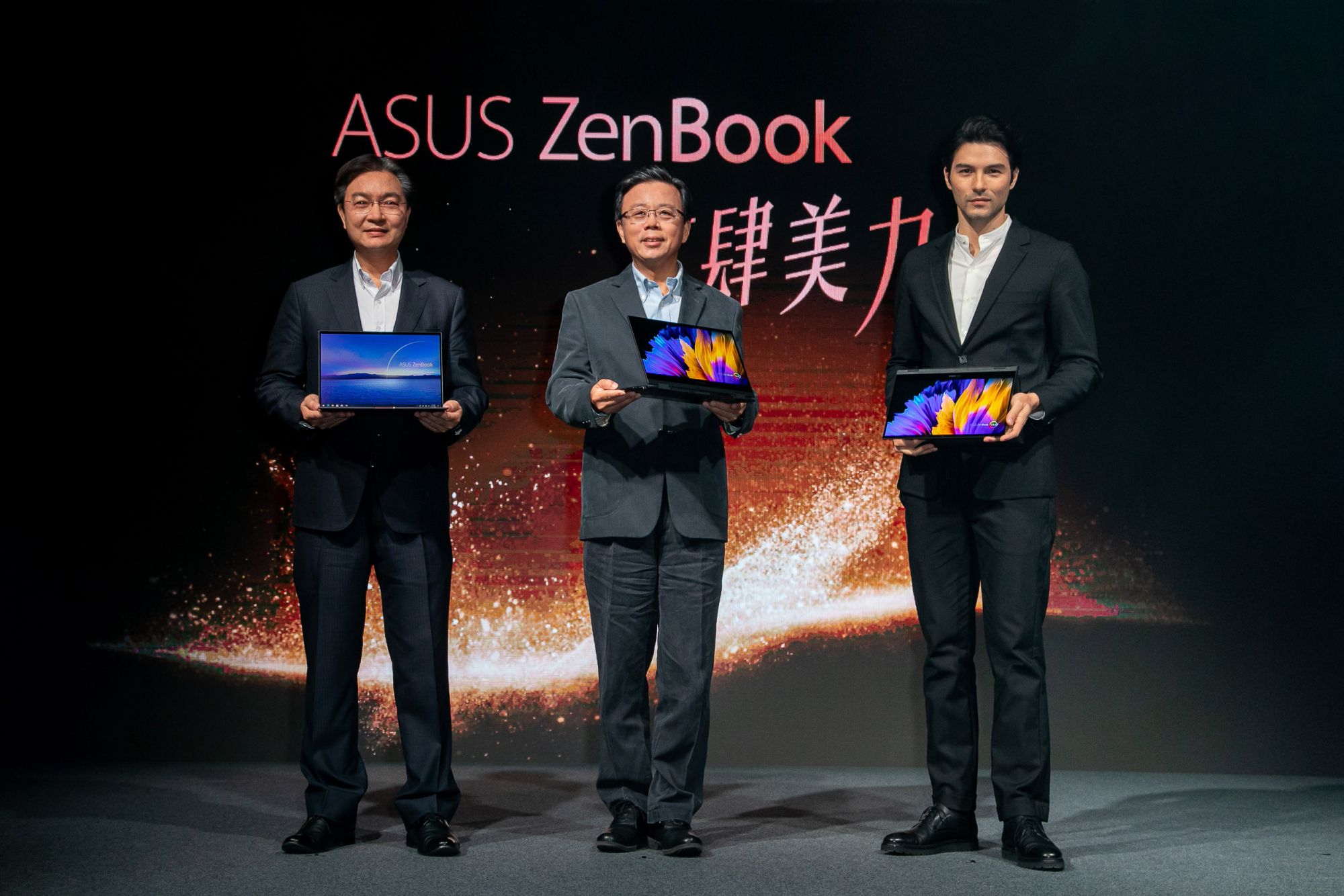 左起,華碩聯合科技總經理林福能、華碩共同執行長胡書賓及ZenBook產品大使鳳小岳出席ZenBook新品記者會。