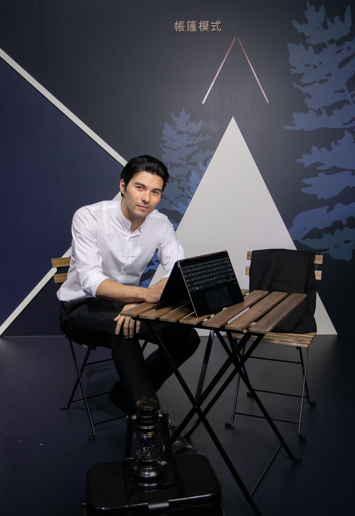 ZenBook Flip S (UX371)於休閒時刻轉換成「帳篷模式」,在小空間下也能輕鬆與家人、朋友分享最新影集或照片。