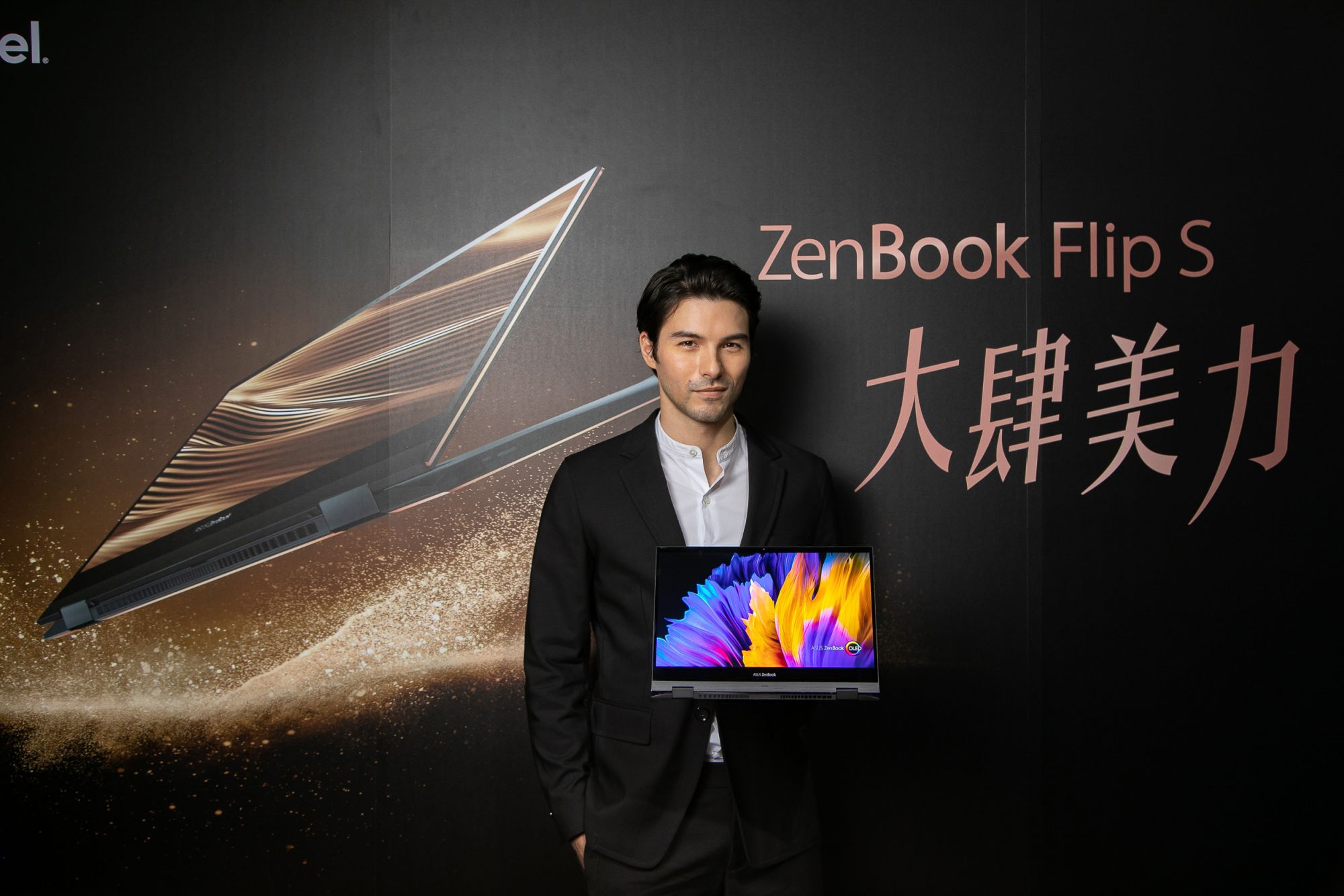 擁有演員、音樂創作者及表演工作室創辦人等多重身分的鳳小岳擔任ZenBook產品大使,分享ZenBook使用體驗。
