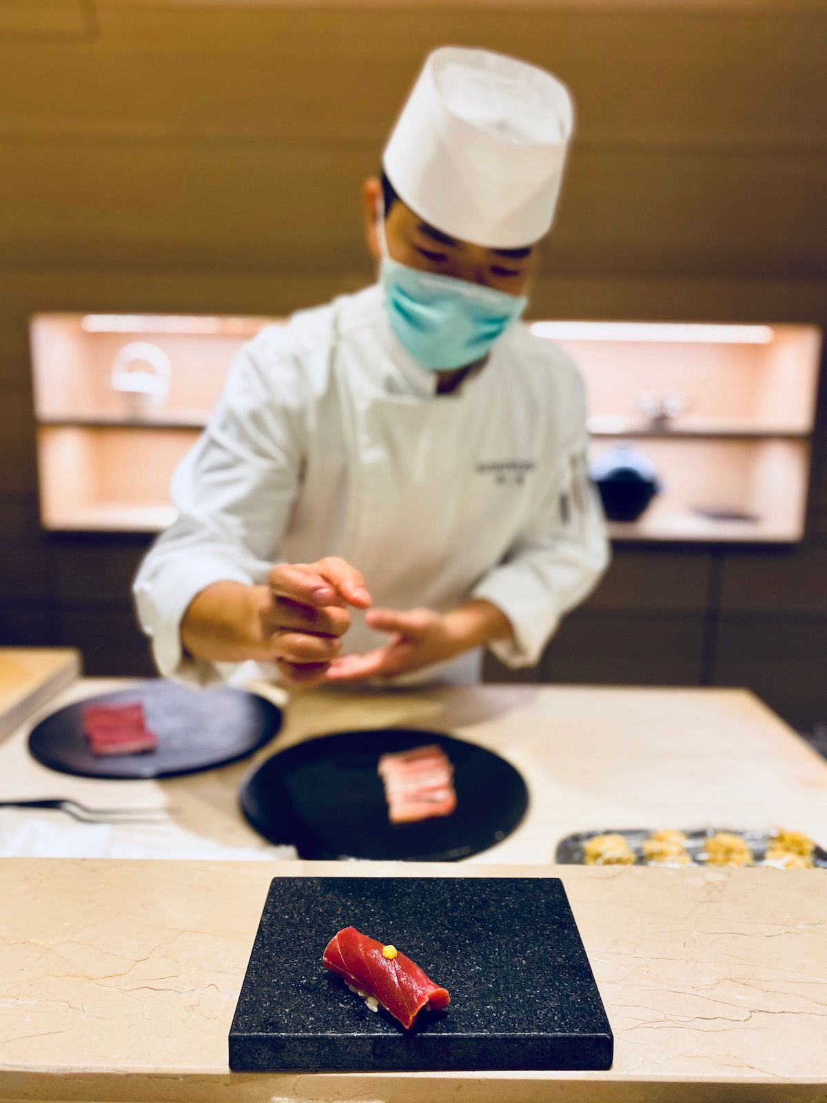 橋本和弘主廚正在製作醬油漬鮪魚握壽司。