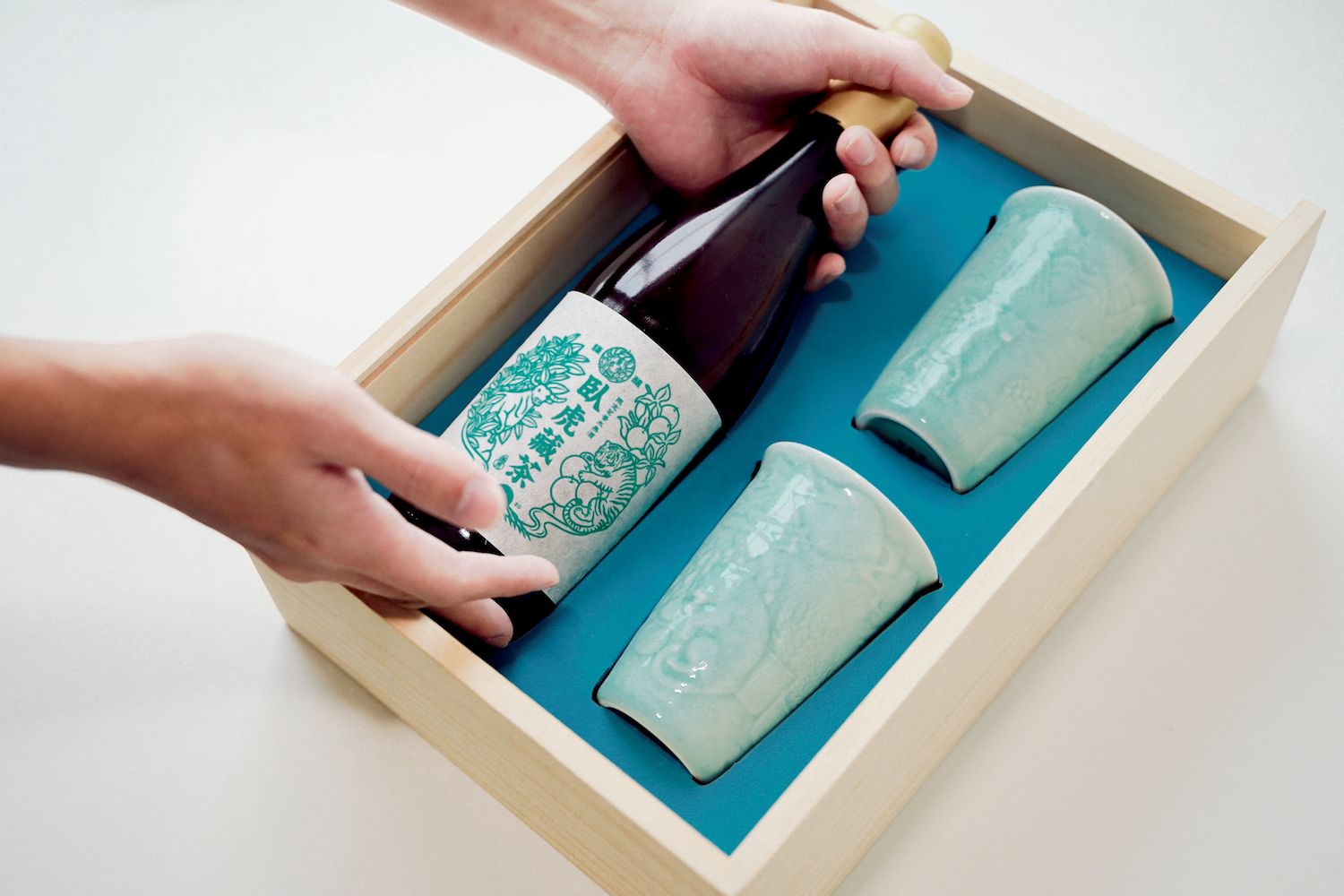 臺虎精釀與安達窯 Anta Pottery 推出酒牛二虎對杯