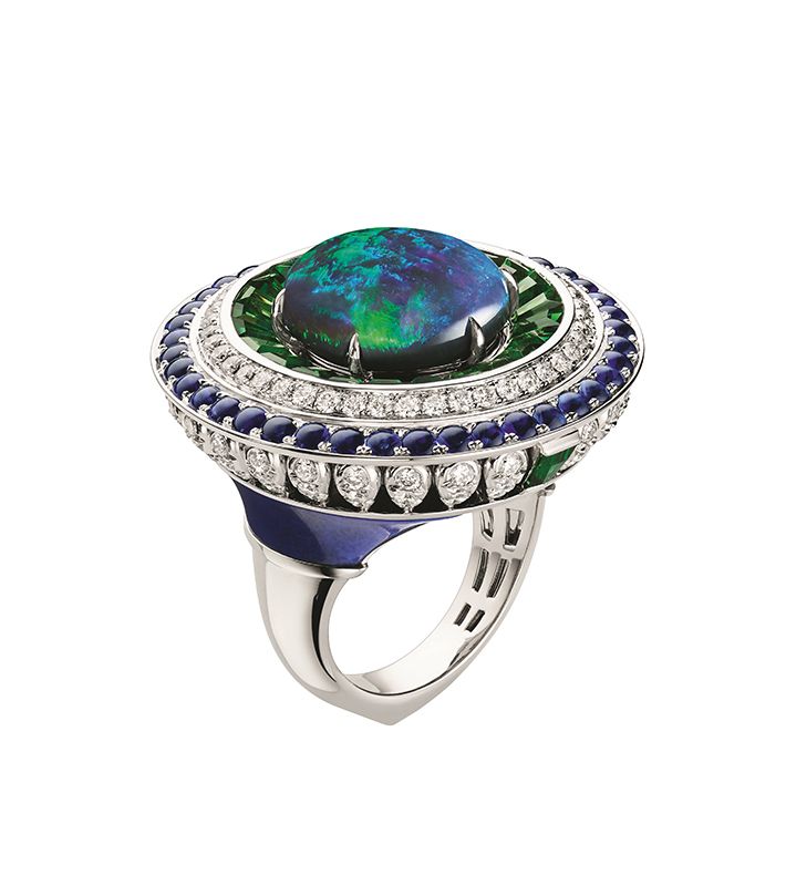 Lux蛋白石、沙弗萊石、藍寶石與鑽石戒指 by Chaumet。