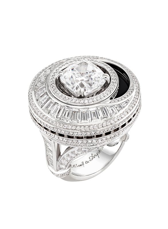 Lune縞瑪瑙鑽石戒指,可轉換式設計 by Van Cleef & Arpels。