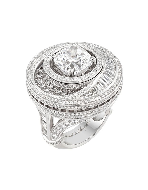 Lune縞瑪瑙鑽石戒指,可轉換式設計 by Van Cleef & Arpels。