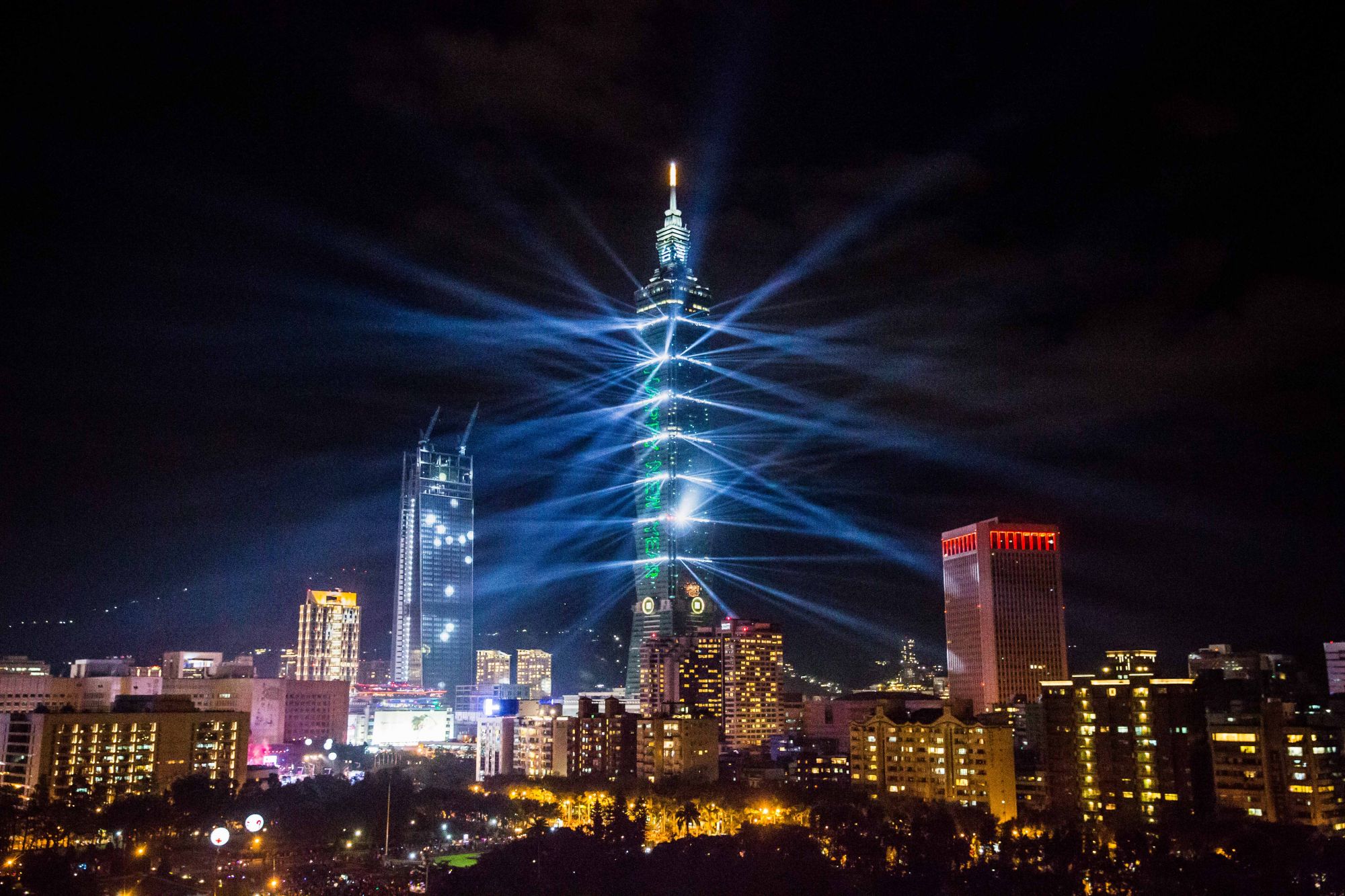 TAIPEI, TAIWAN - JANUARY 1: Taipei 101 is lit up during New Years Eve celebrations just after midnight on January 1, 2017 in Taipei, Taiwan. (Photo by Billy H.C. Kwok/Getty Images)