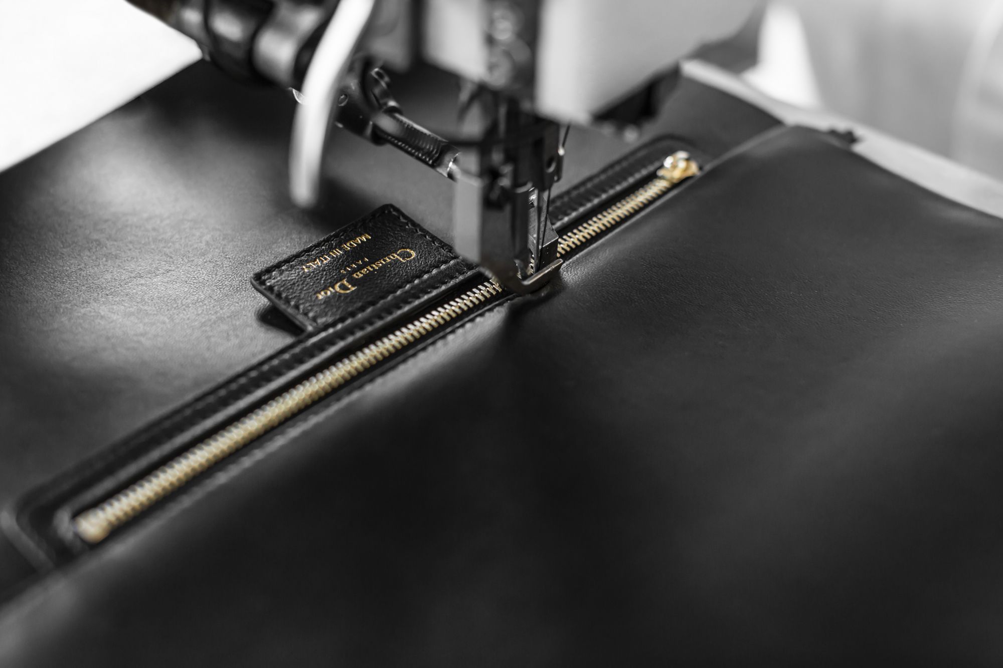 Dior Caro 包製作過程:固定拉鍊邊線。