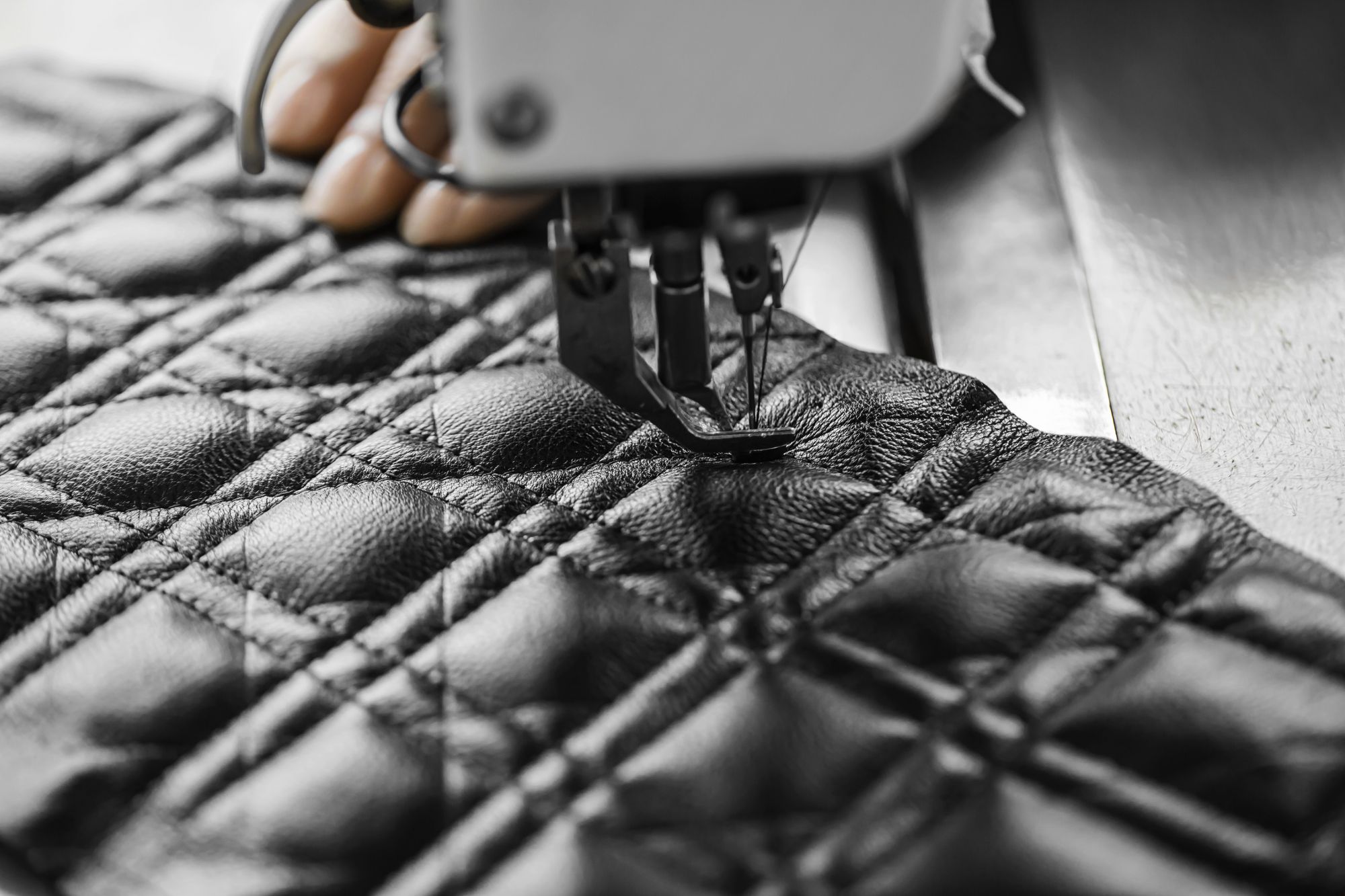 Dior Caro 包製作過程:縫製籐格紋。