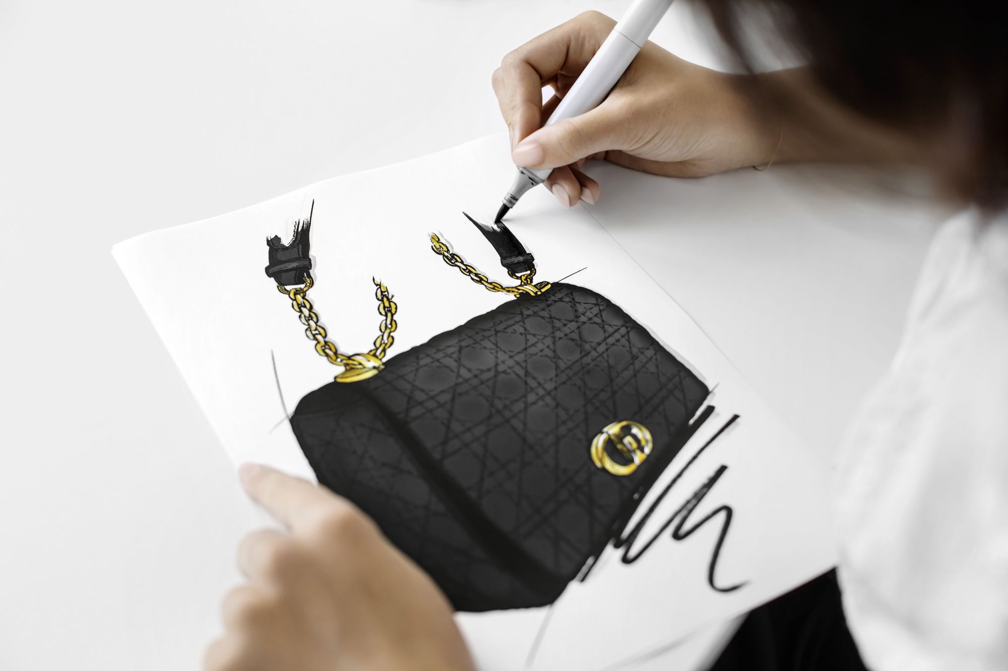 Dior Caro 包製作過程:繪製草圖。