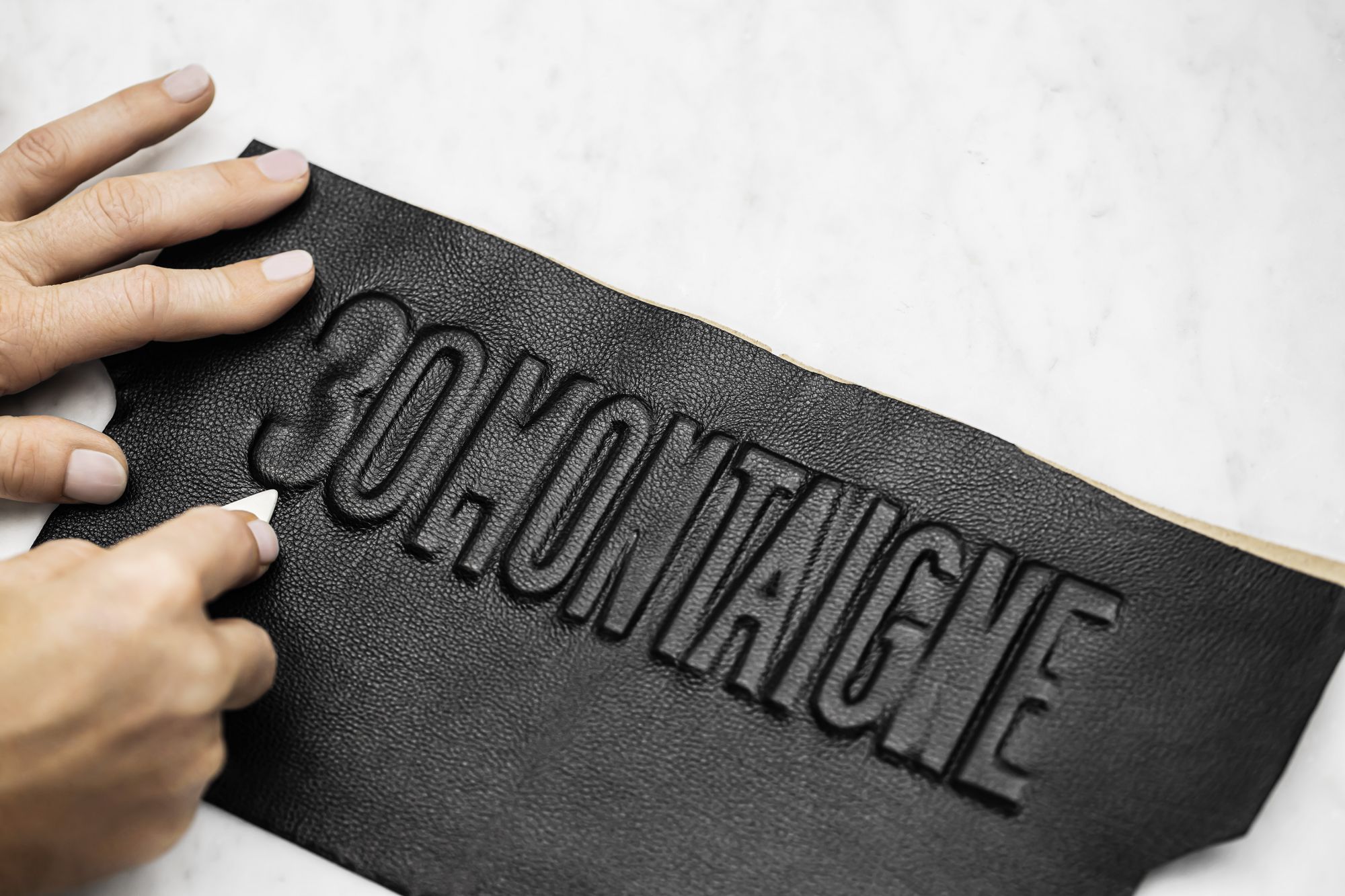Dior Caro 包製作過程:手工製作蒙田大道30號浮雕字樣。