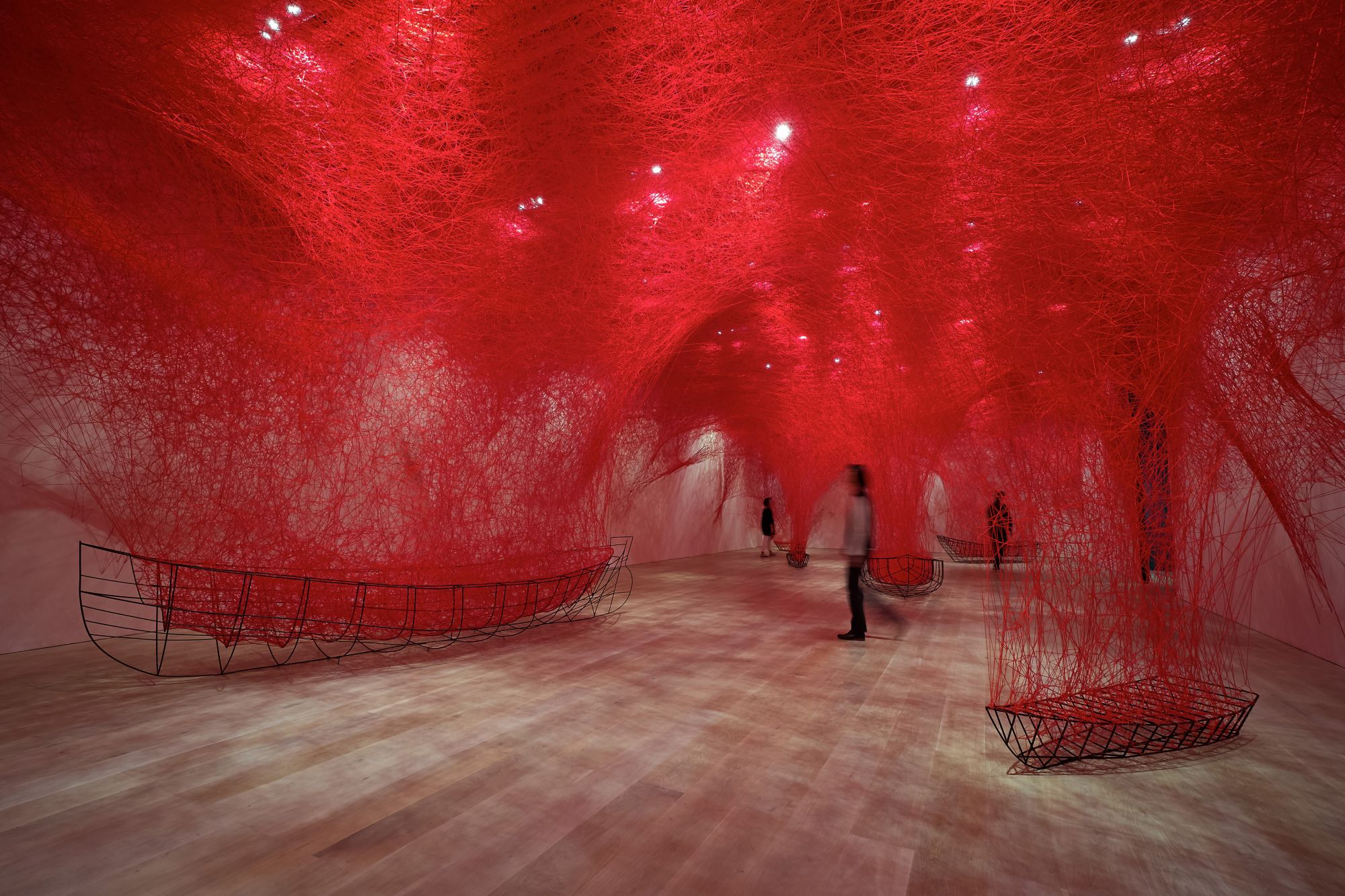 塩田千春,《不確定的旅程》(暫譯),2016/2019,鐵框、紅羊毛線,尺寸視空間而定。 由Blain|Southern,倫敦/柏林/紐約提供 展出現場:「塩田千春展:魂がふるえる」,東京森美術館,2019 攝影:Sunhi Mang 照片由森美術館提供