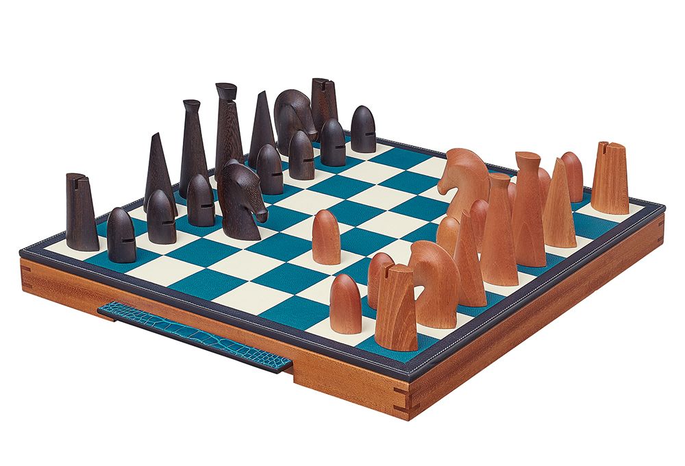 桃花心木和皮革鑲嵌象棋遊戲。(圖片提供/Hermès)