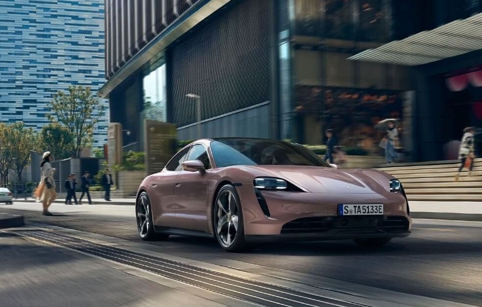 保時捷電動車 Porsche Taycan 冰莓粉 VS. 冷冽藍 哪一款是你的夢幻車色!?