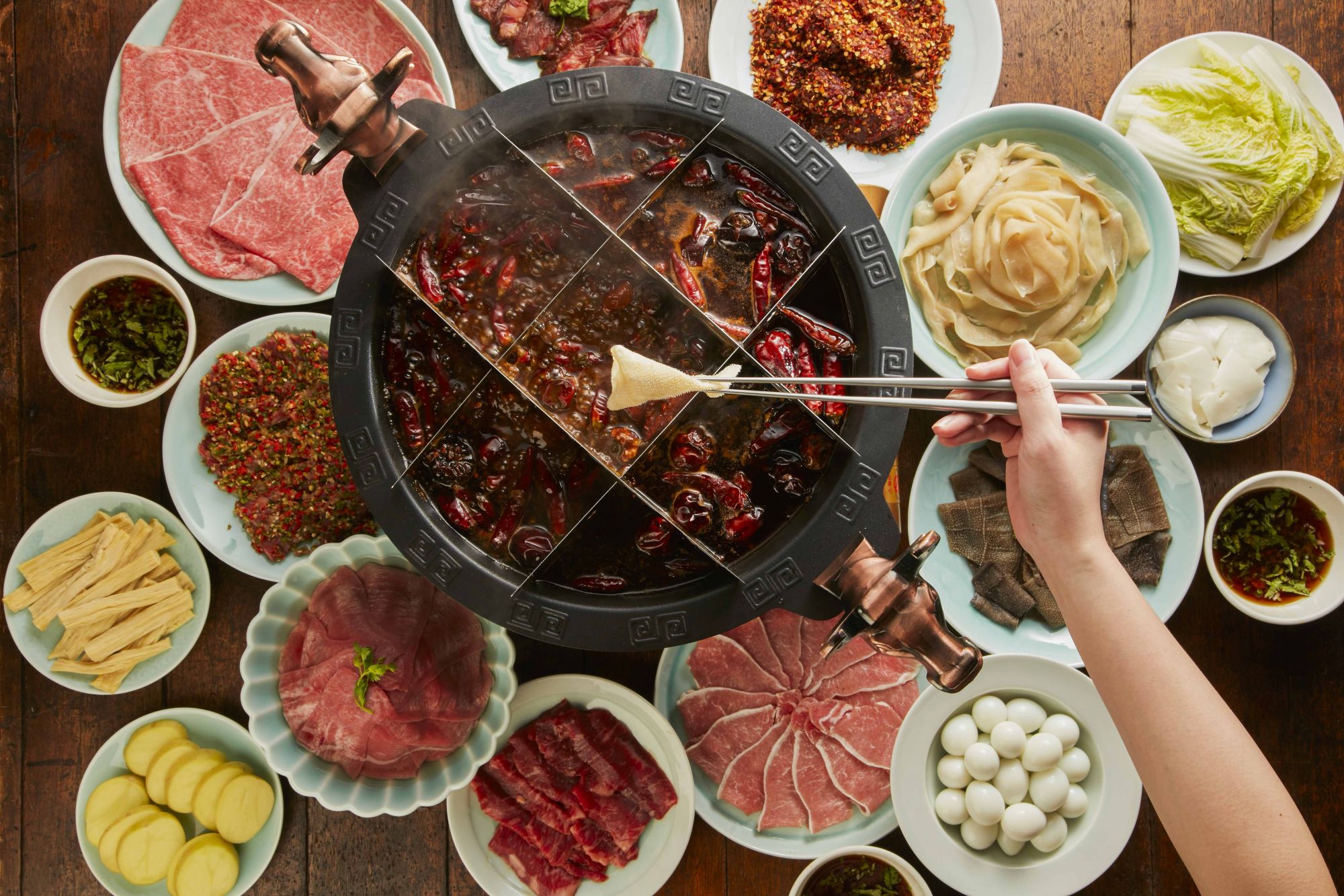 麻辣45承襲正宗重慶飲食文化,使用九宮格鍋涮煮食材。