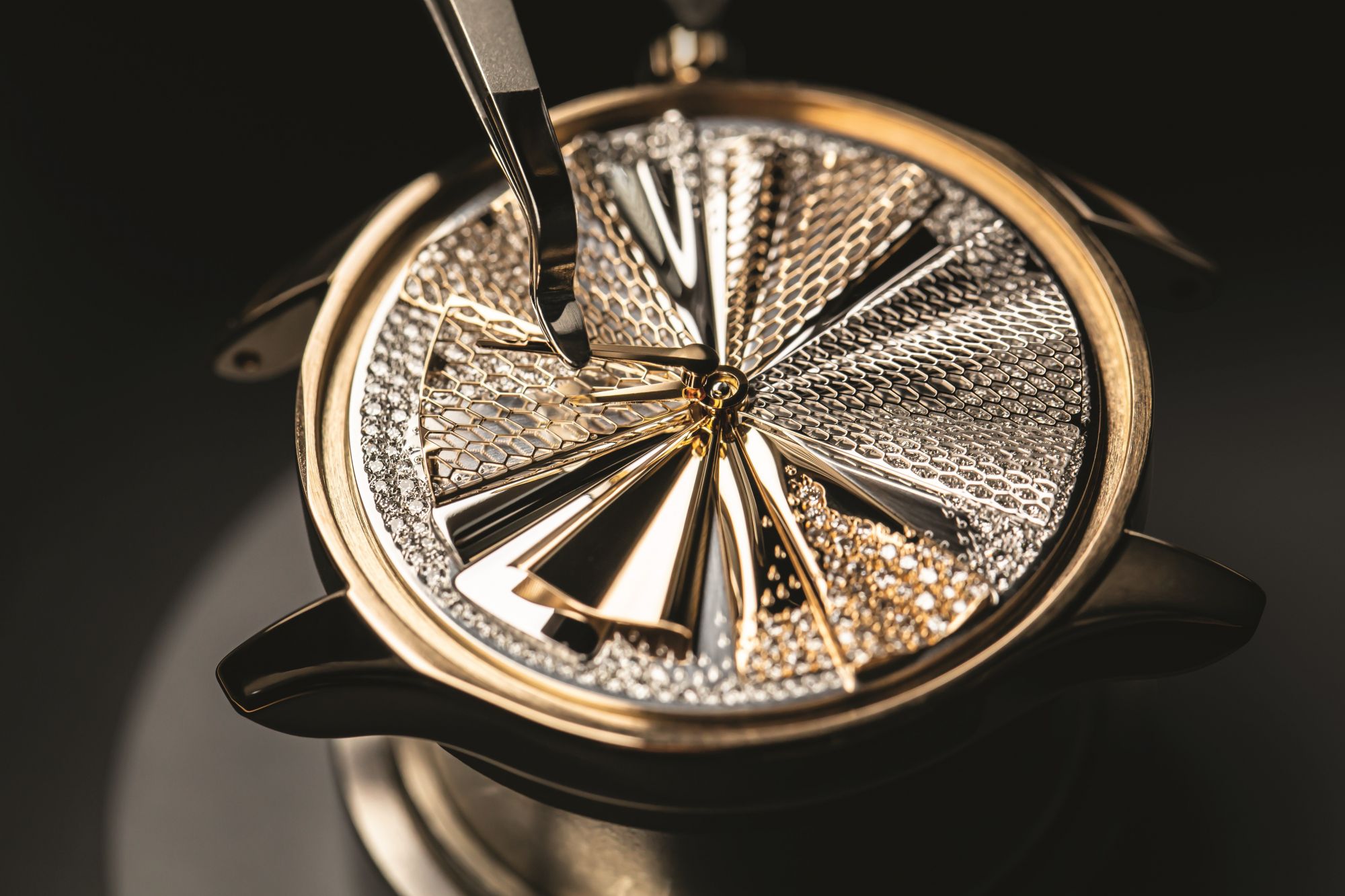 Dior Grand Soir Plissé Précieux腕錶錶盤上有著多層次的褶襉與鏤空網紋裝飾。