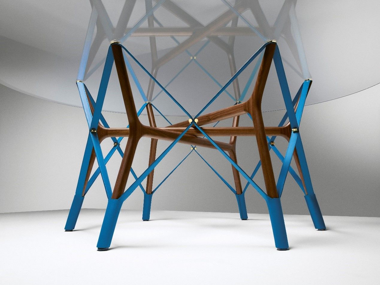 Atelier Oi 最新 Objets Nomades 系列作品--「Serpentine 桌」--從傳統舞蹈的複雜、自在揮灑的動作中汲取靈感,巧妙探究重心與張力。在倒角玻璃桌面的下方,由藍色路易威登皮革製作而成的精製綁帶,交錯著光滑美國胡桃木桌腳。桌子備有大餐桌與咖啡桌版本,其桌腳可折疊便於收納。