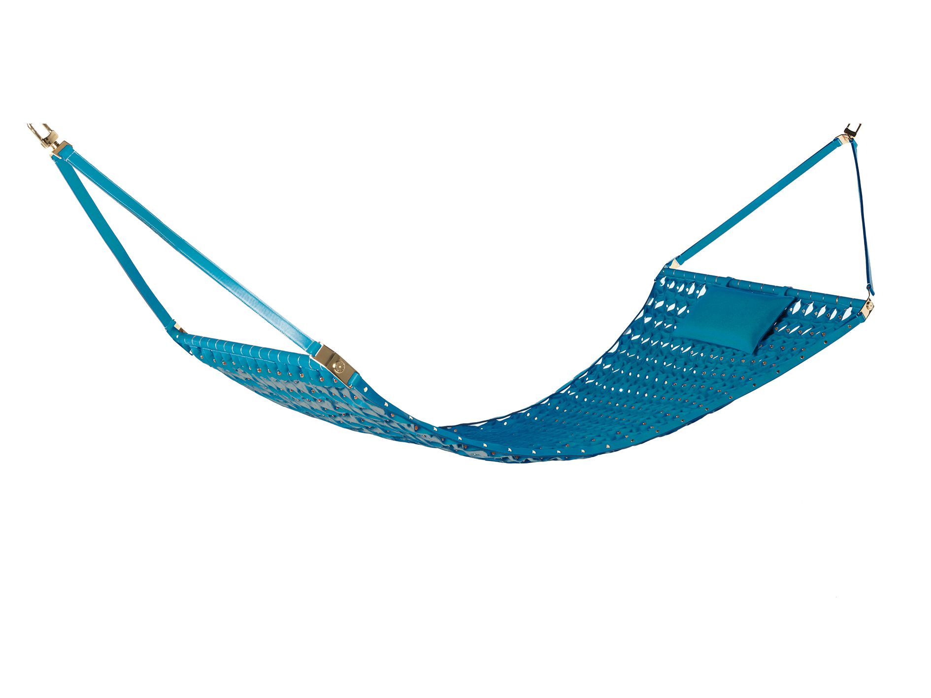 HAMMOCK 吊床加入新穎的精緻細節,承襲水手在船上生活的旅行傳統,以及設計室的經典特殊訂作商品。以 Louis Vuitton 的出色針織工藝為啟發。經典高級皮革織帶,再搭配鍍金鉚釘,增加整體皮革織帶的耐用強度。運用這些出色材質以及讓吊床更舒適的拆卸式皮製頭枕,Atelier Oï 的 Hammock 吊床簡單地為優雅放鬆的藝術賦予了全新意義。